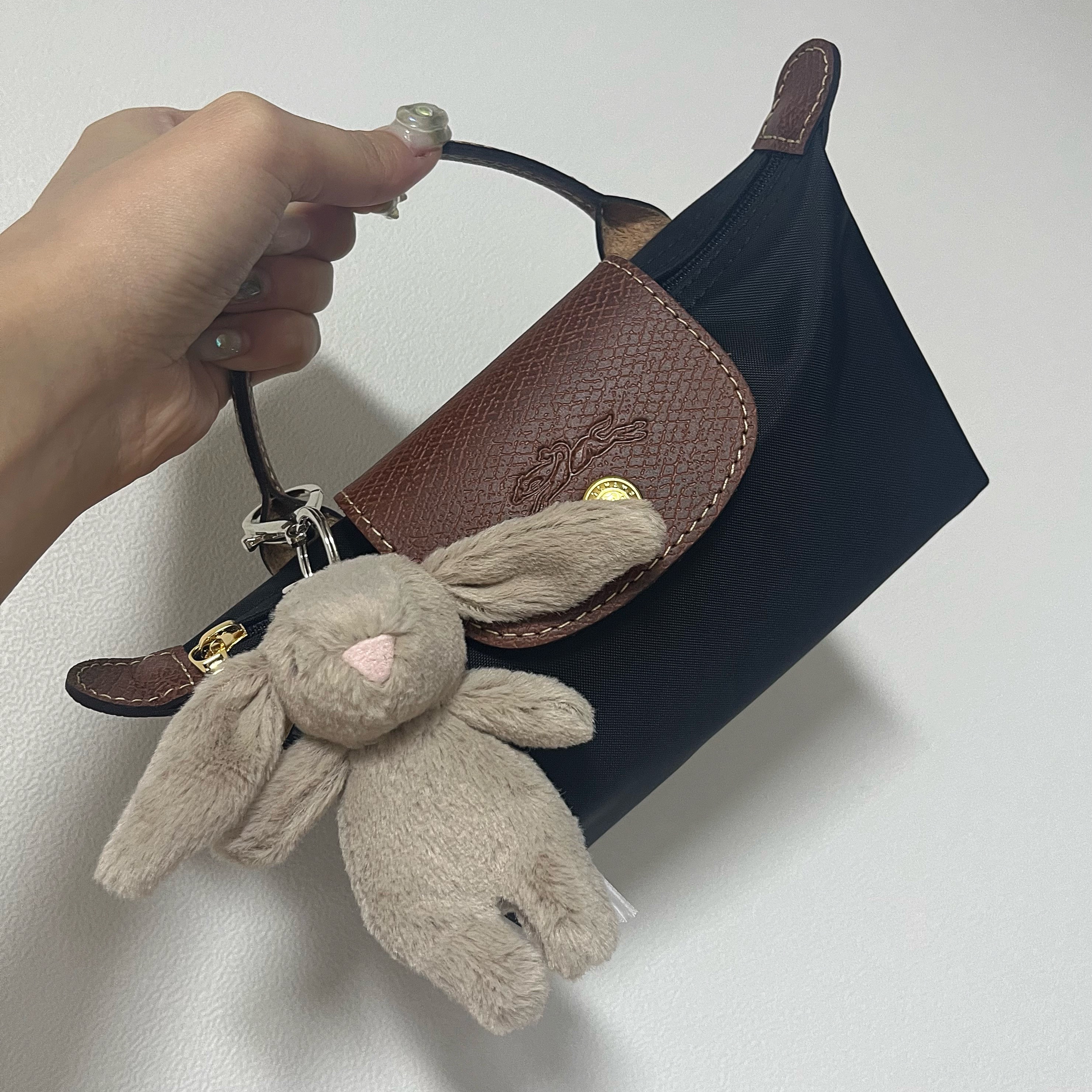 Longchamp Le Pliage Original Handle Pouch Black, Jellycat Bashful Bunny Bag Charm Beige 착용 스타일