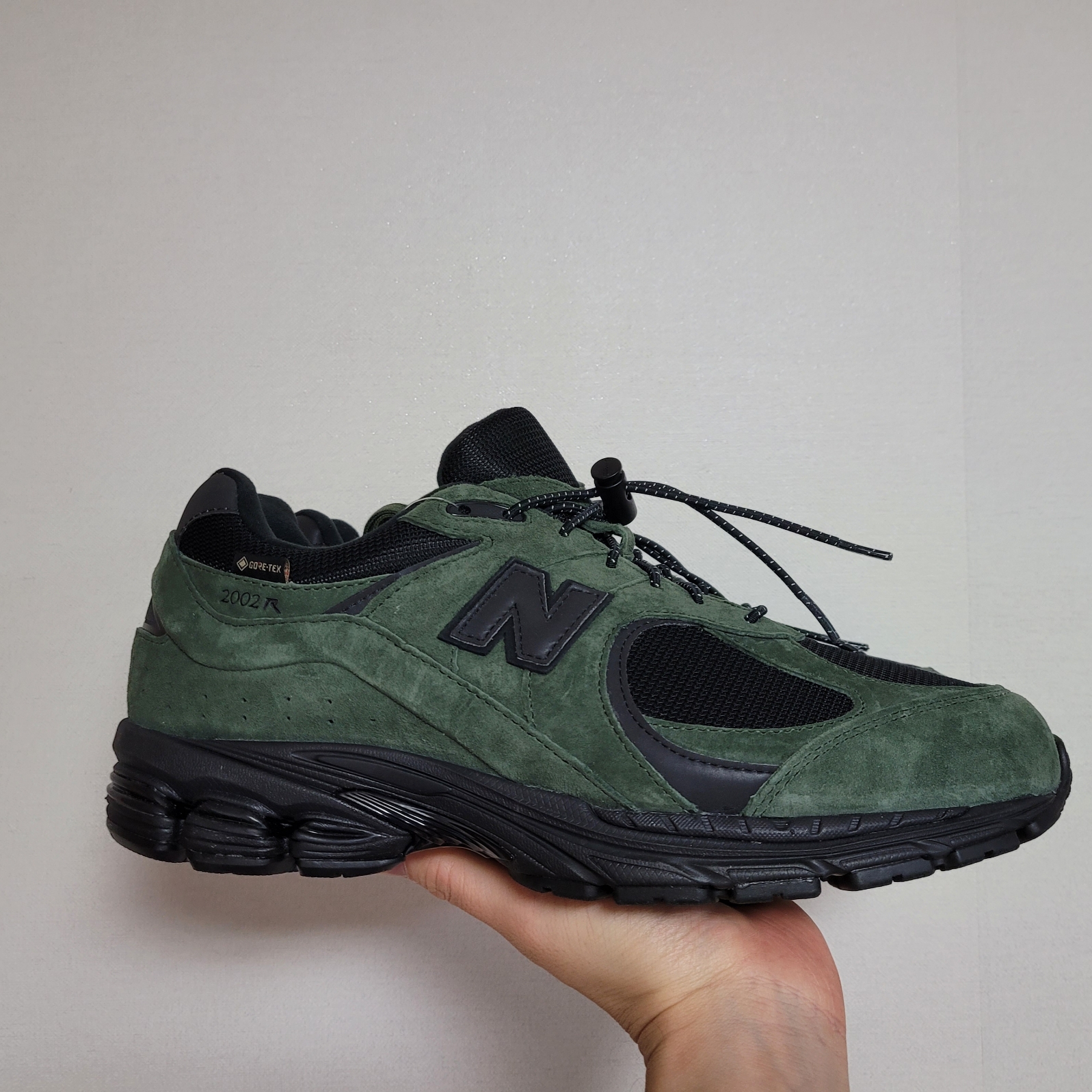 New Balance x JJJJound 2002R Gore-Tex Pine 착용 스타일 - 1