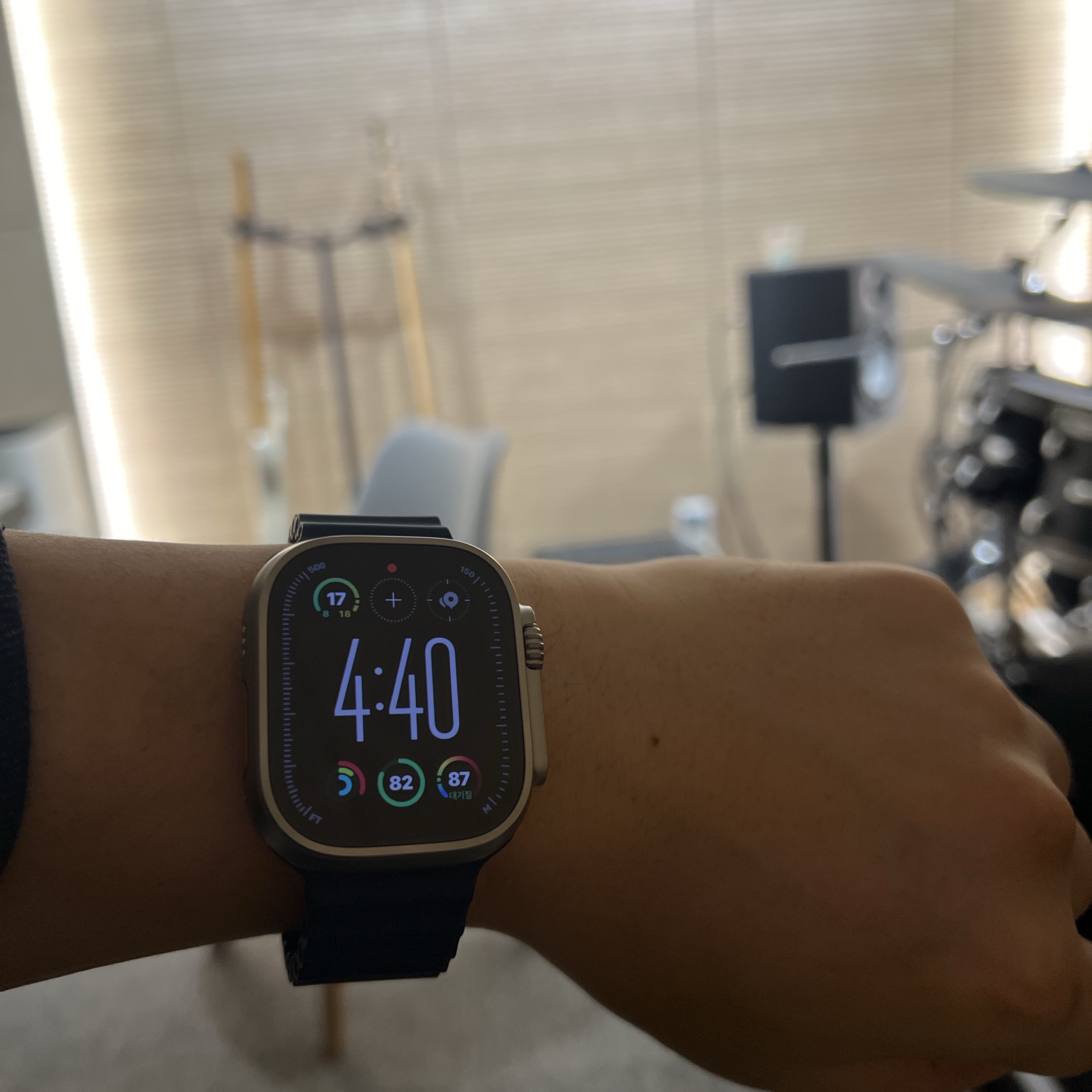 Apple Watch Ultra 2 49mm Titanium Case with Ocean Band Blue (Korean Ver.) 착용 스타일