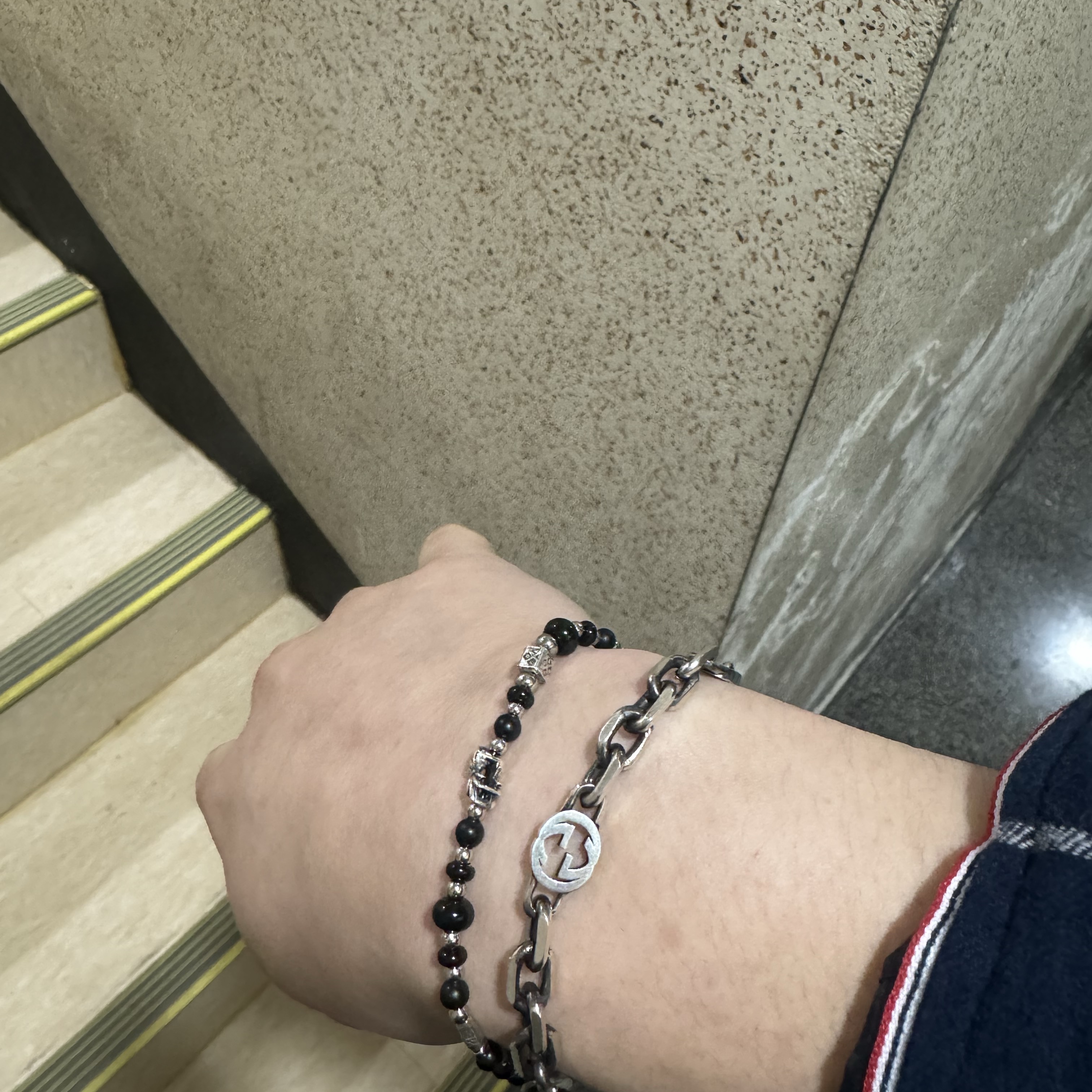 Scudo Garden Karen Beads Bracelet Black 착용 스타일