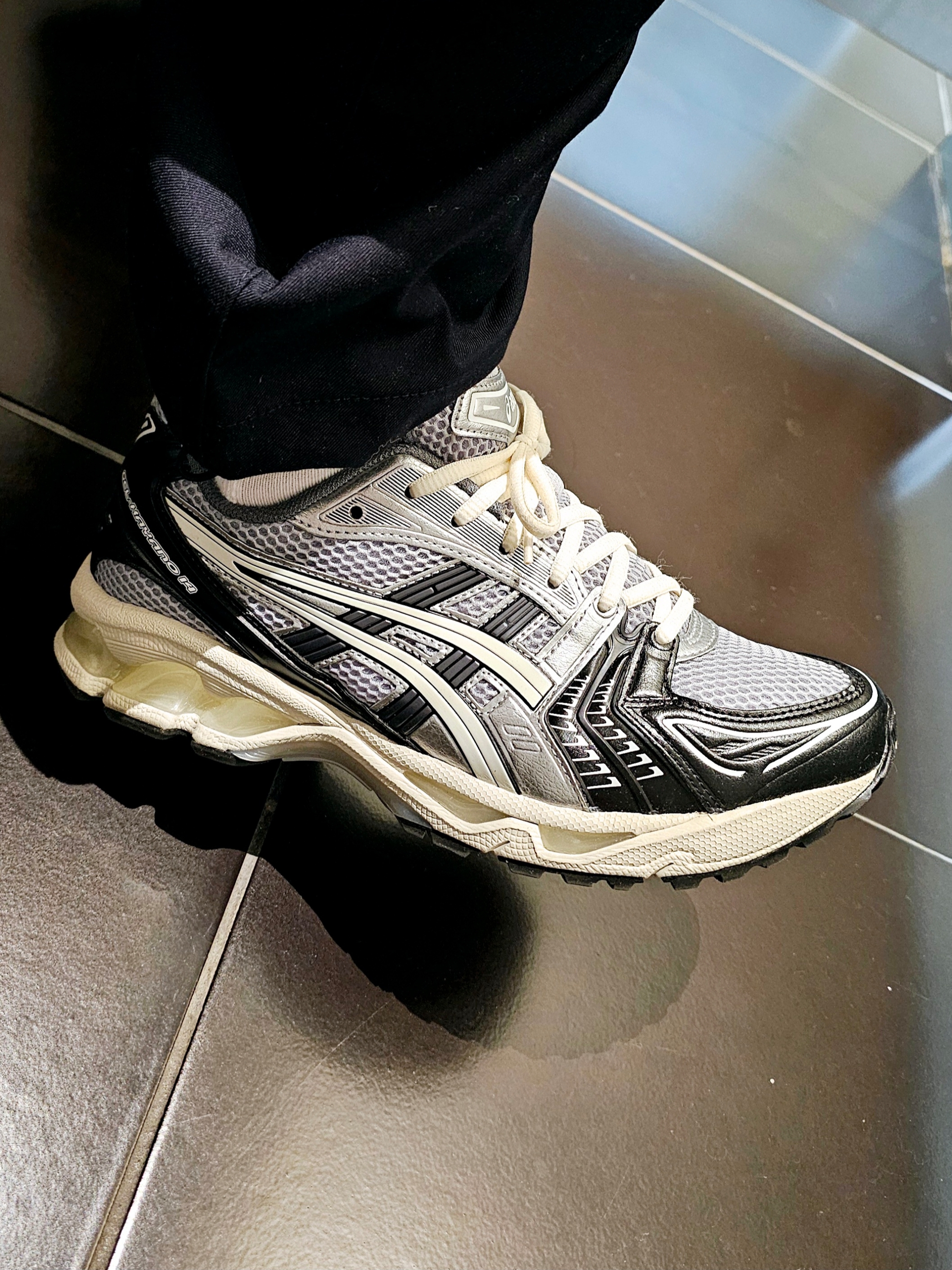 Asics Gel-Kayano 14 Black Glacier Grey 착용 스타일