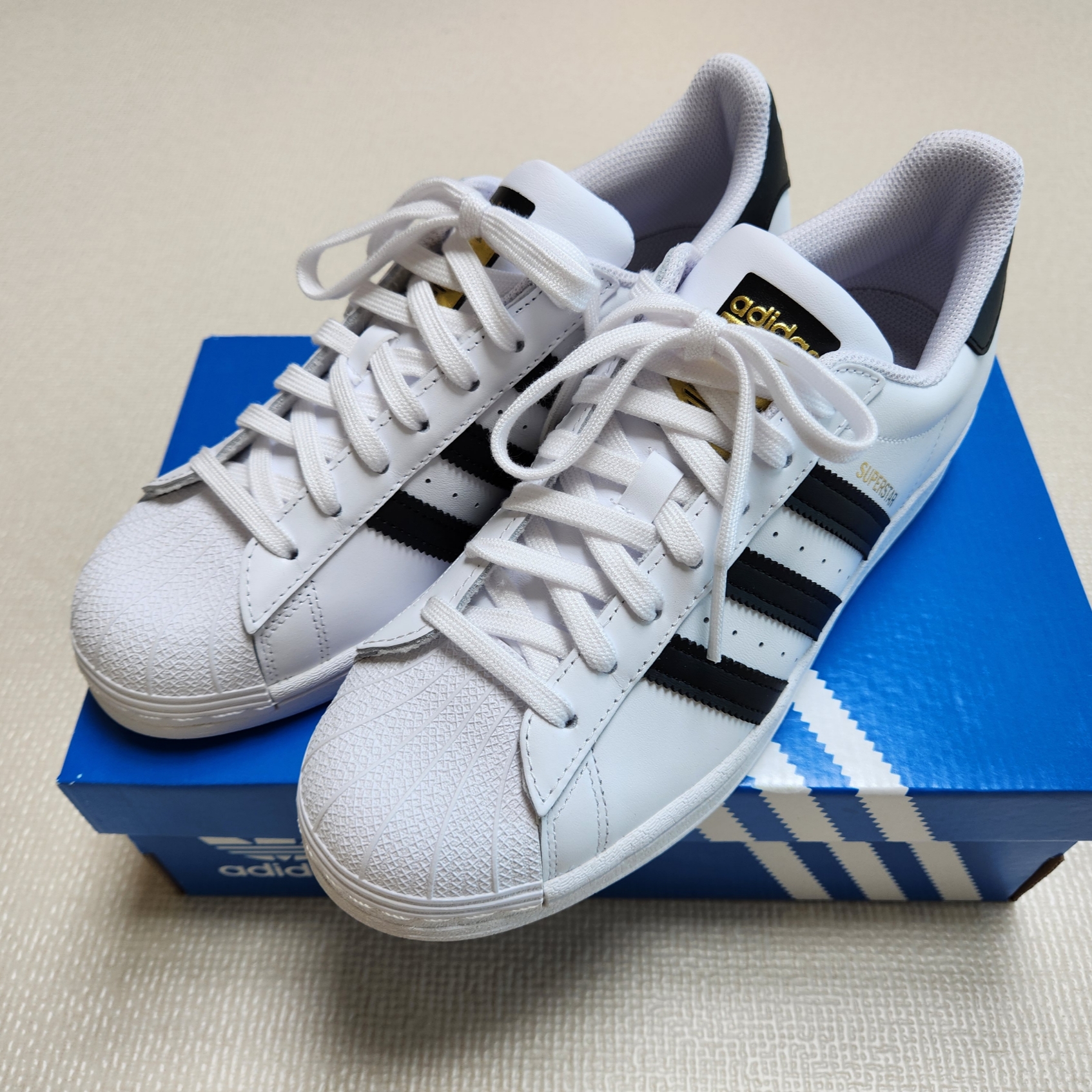 Adidas Superstar White Black 착용 스타일