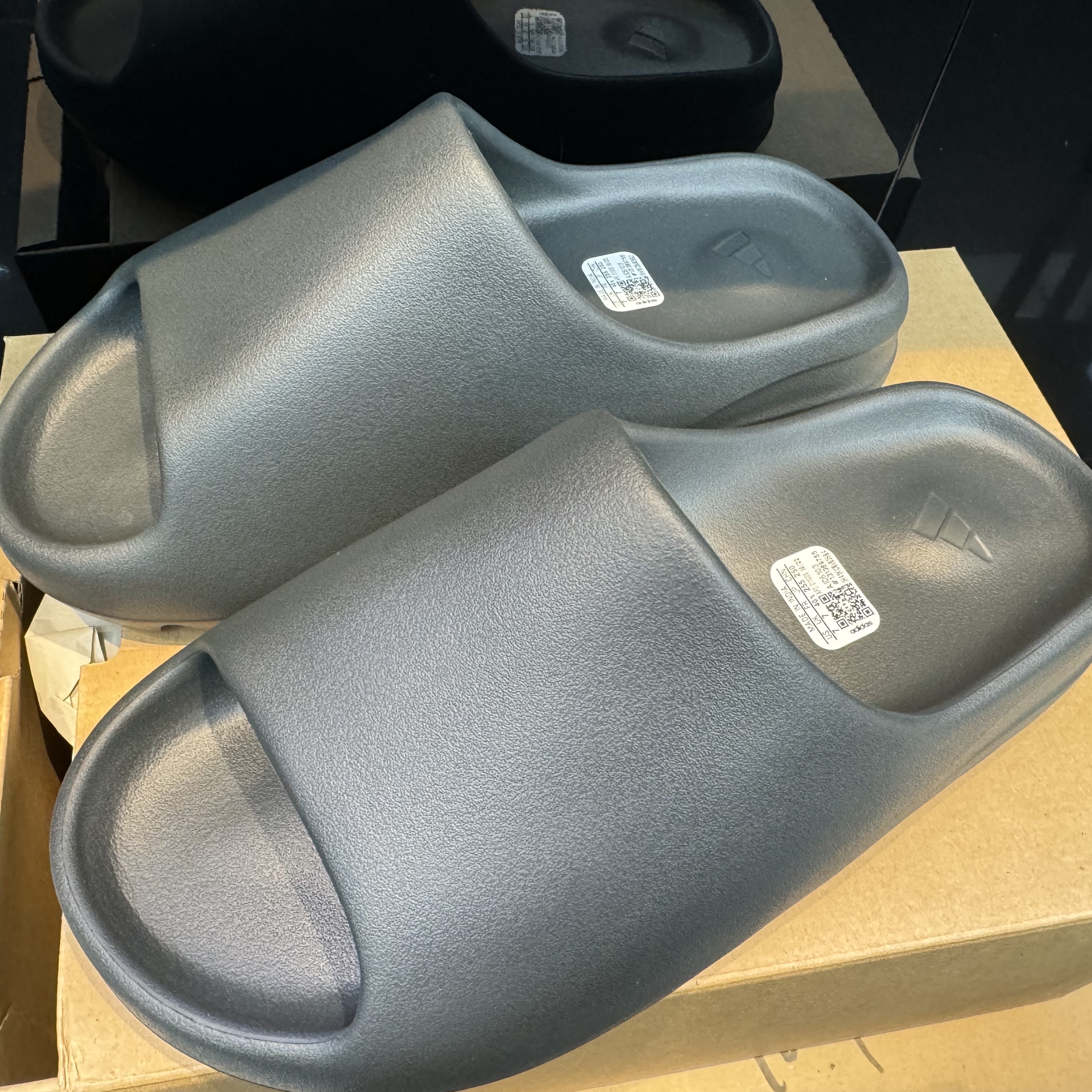 Adidas Yeezy Slide Dark Onyx 2024 착용 스타일