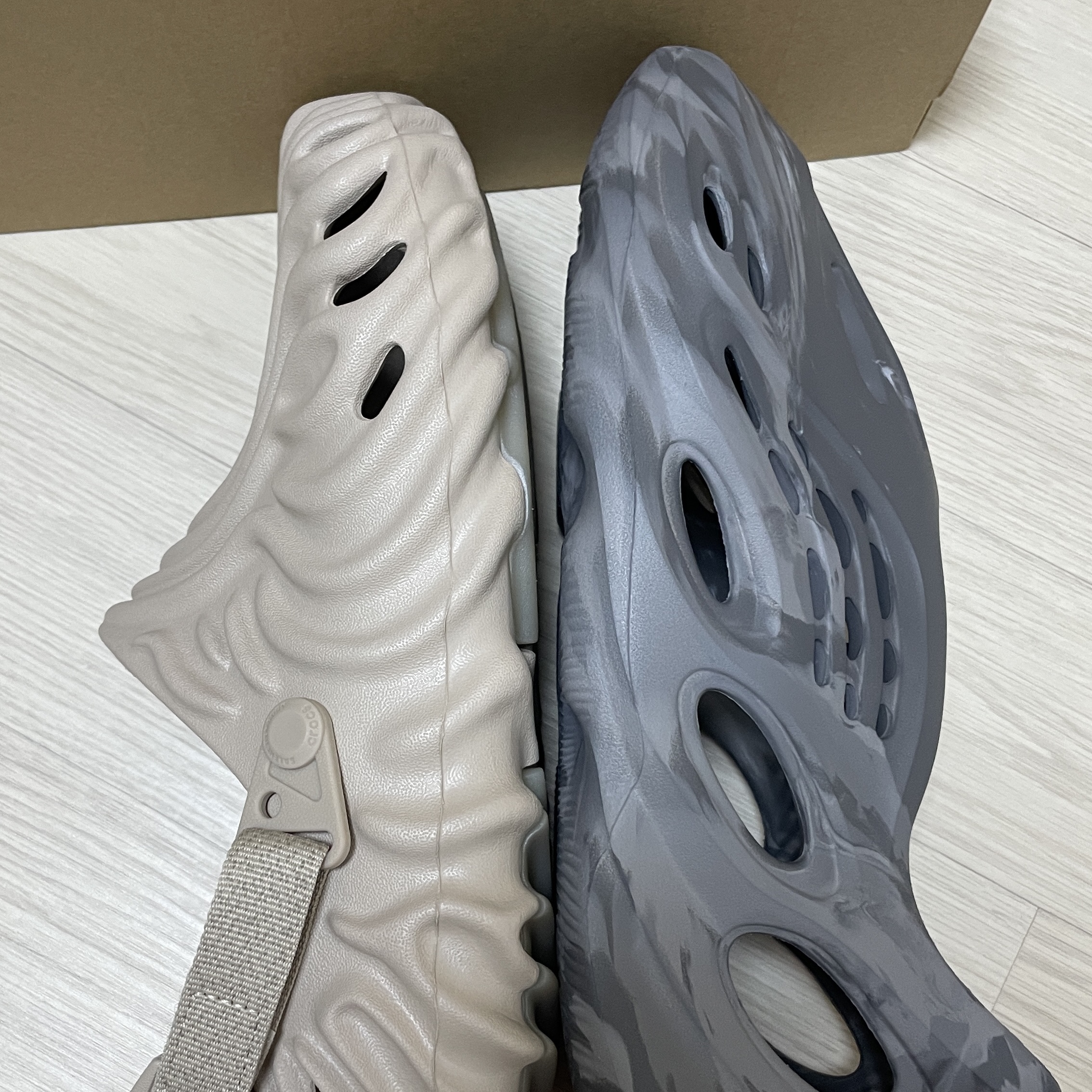 Adidas Yeezy Foam RNNR MX Granite, Crocs x Salehe Bembury Pollex Clog Horchata 착용 스타일 - 2