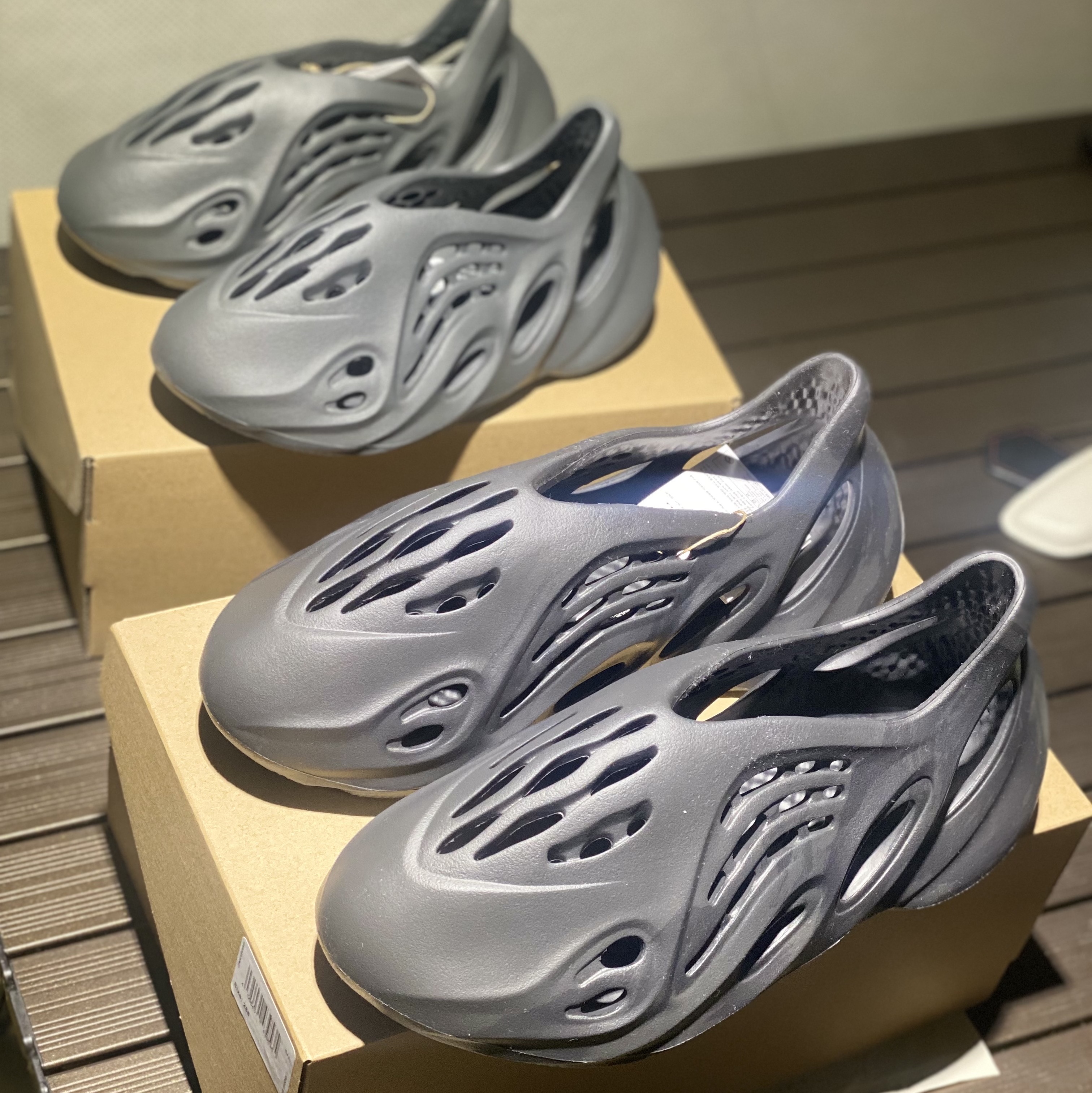Adidas Yeezy Foam RNNR Carbon 착용 스타일 - 3