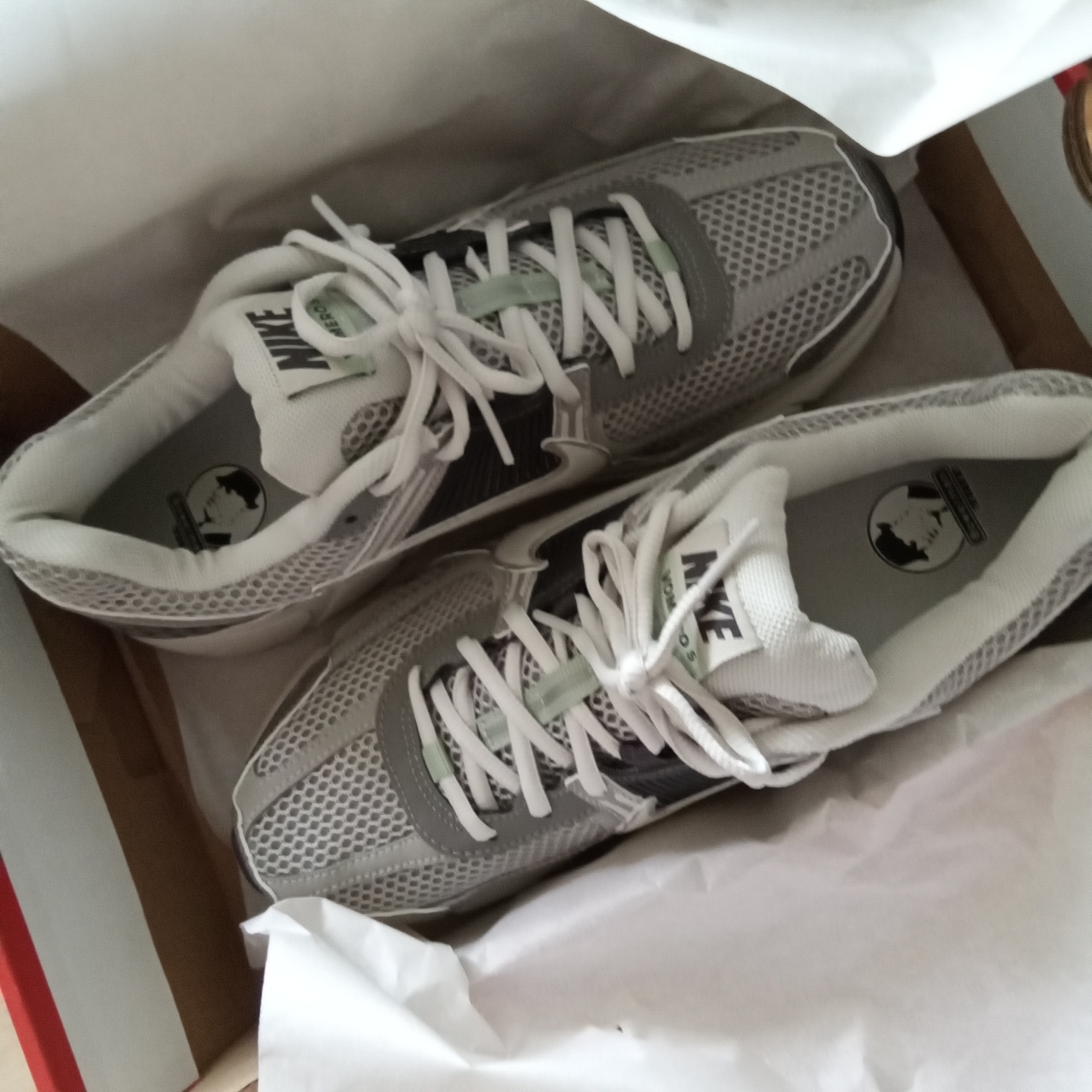 (W) Nike Zoom Vomero 5 Cobblestone and Flat Pewter 착용 스타일