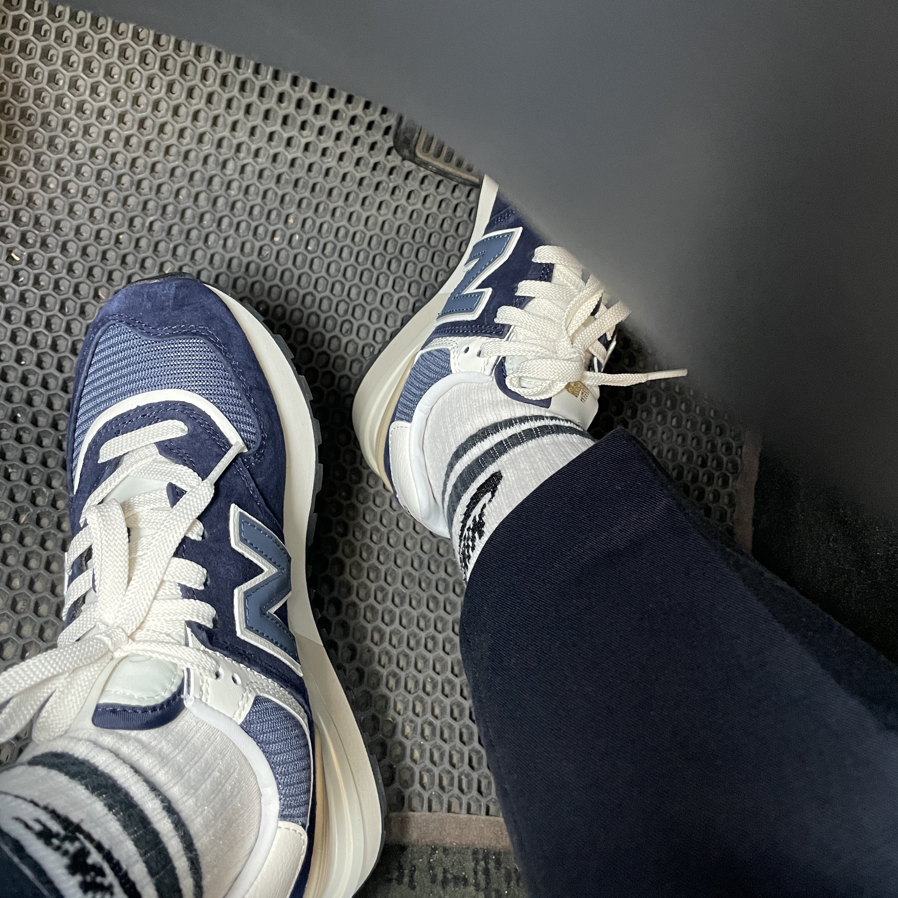 New Balance 574 Legacy Navy 착용 스타일 - 3