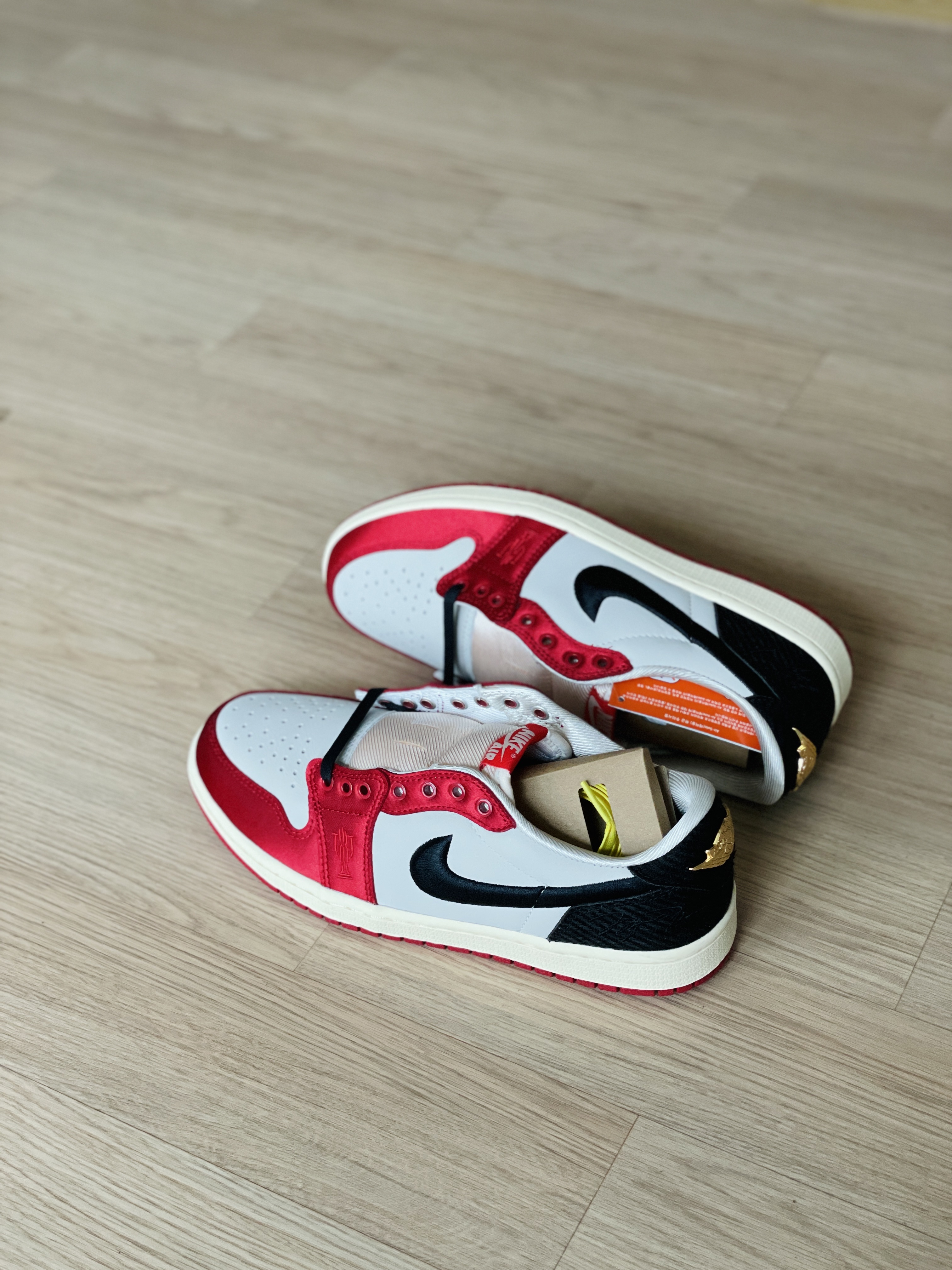 Jordan 1 x Trophy Room Retro Low OG SP Sail Varsity Red 착용 스타일 - 2