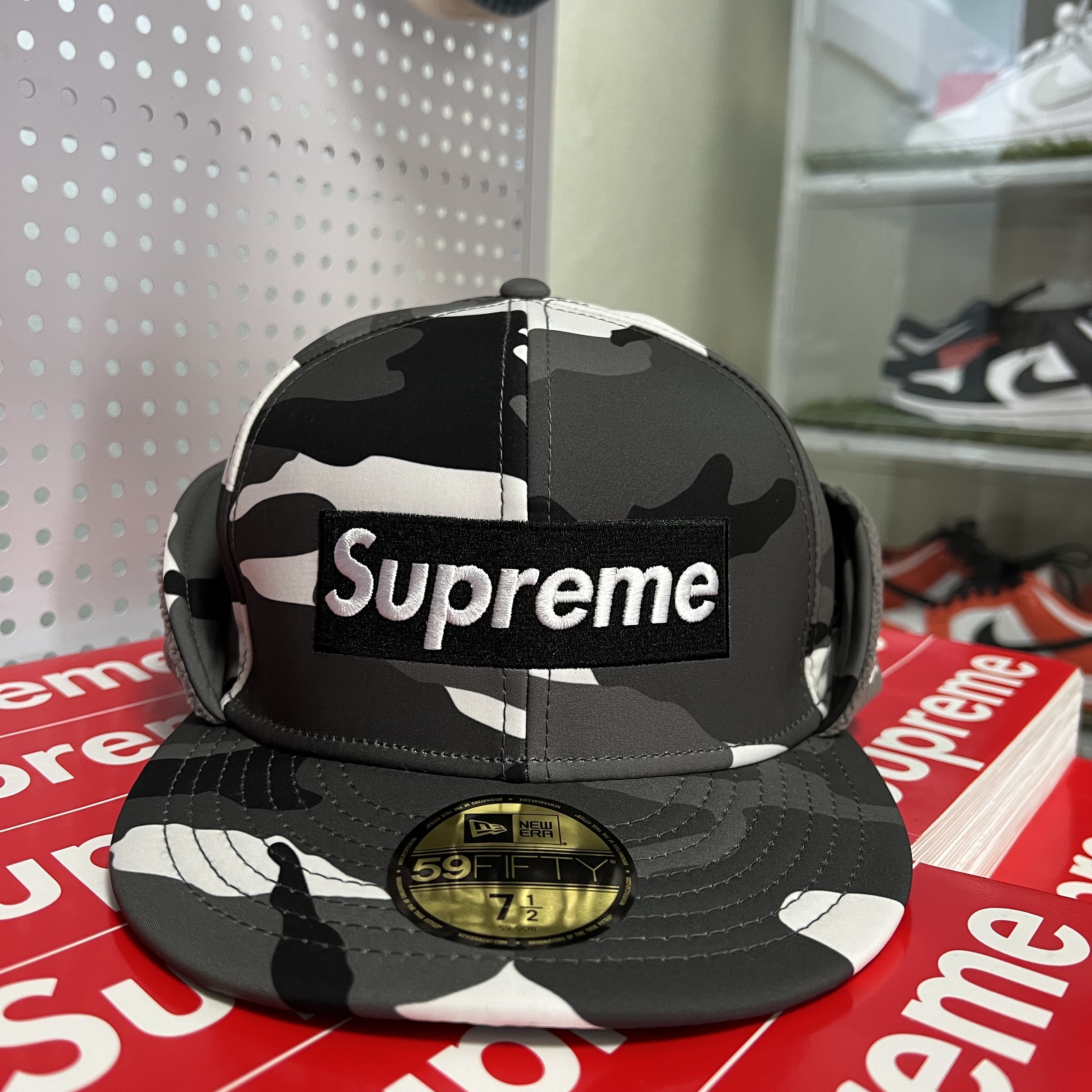 Supreme Windstopper Earflap Box Logo New Era Camo - 20FW 착용 스타일 - 2