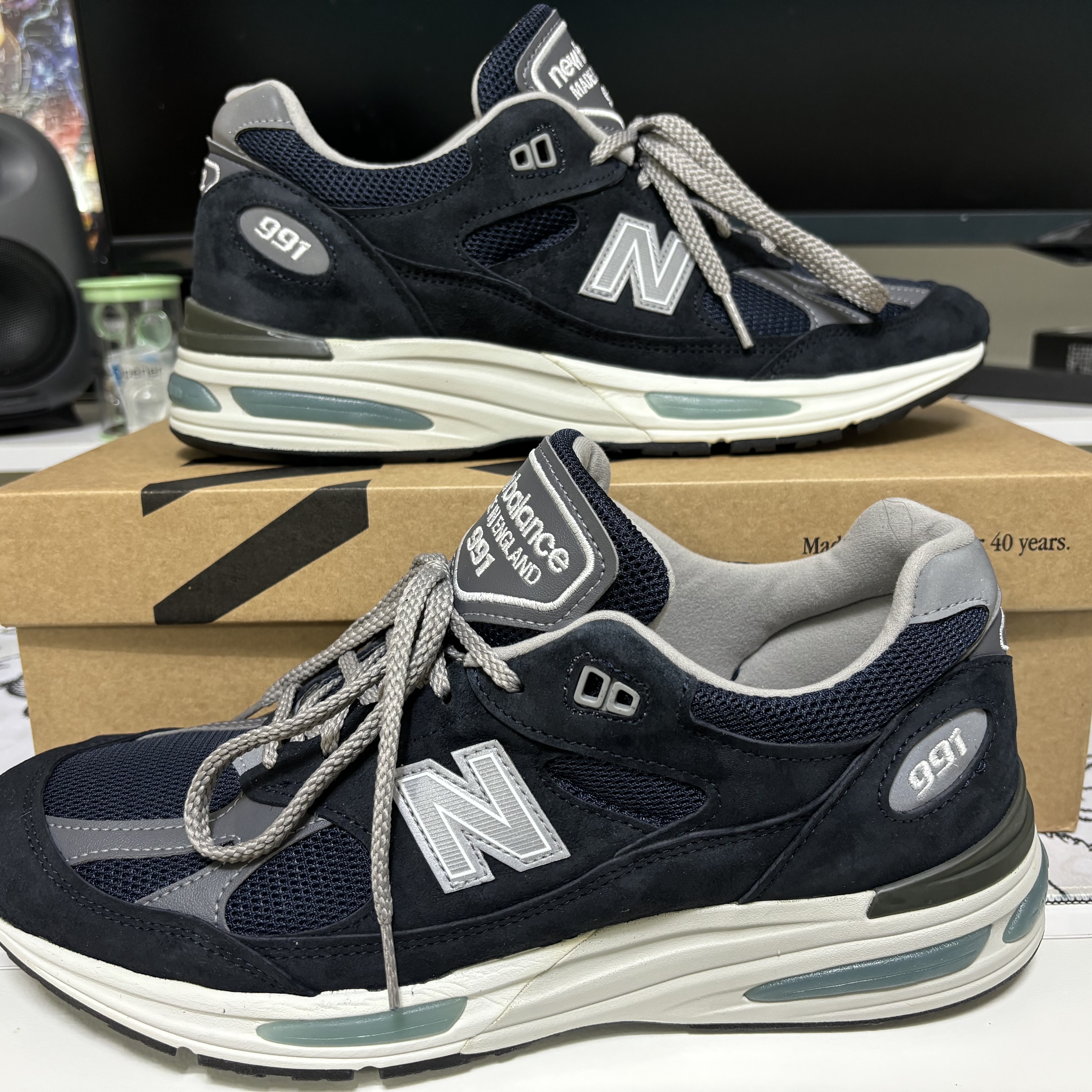 New Balance 991v2 Made in UK Dark Navy Smoked Pearl 착용 스타일