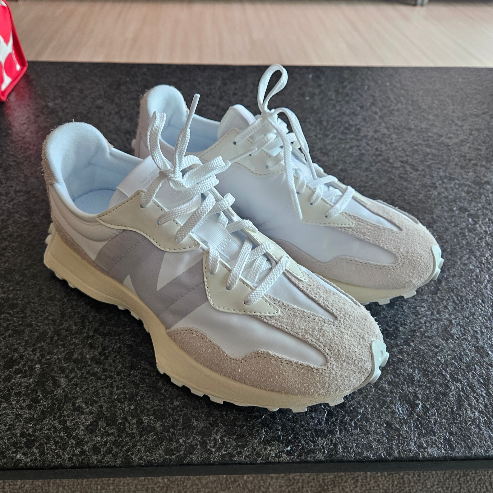 (W) New Balance 327 White Moonbeam 착용 스타일