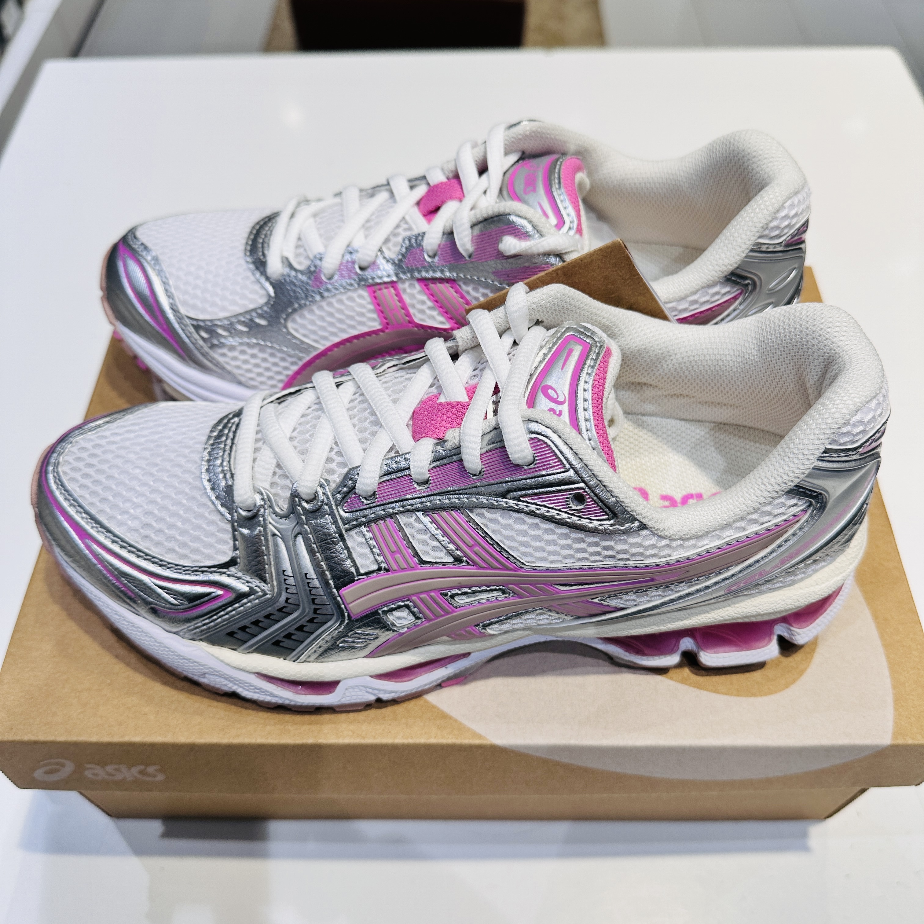 Asics Unlimited Gel-Kayano 14 White Fawn 착용 스타일 - 2