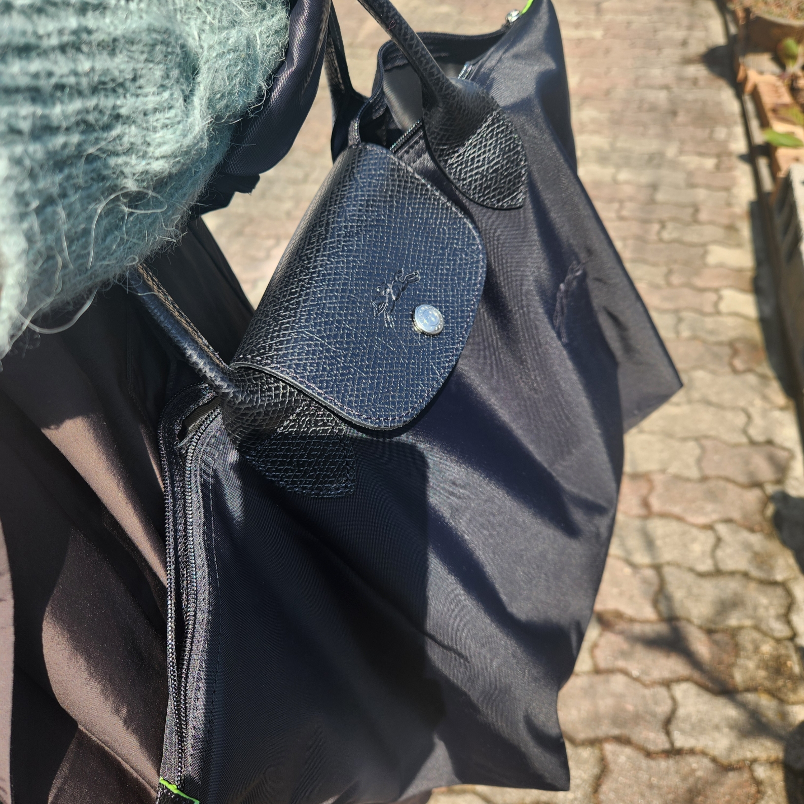 Longchamp Le Pliage Green M Hand Bag Black 착용 스타일