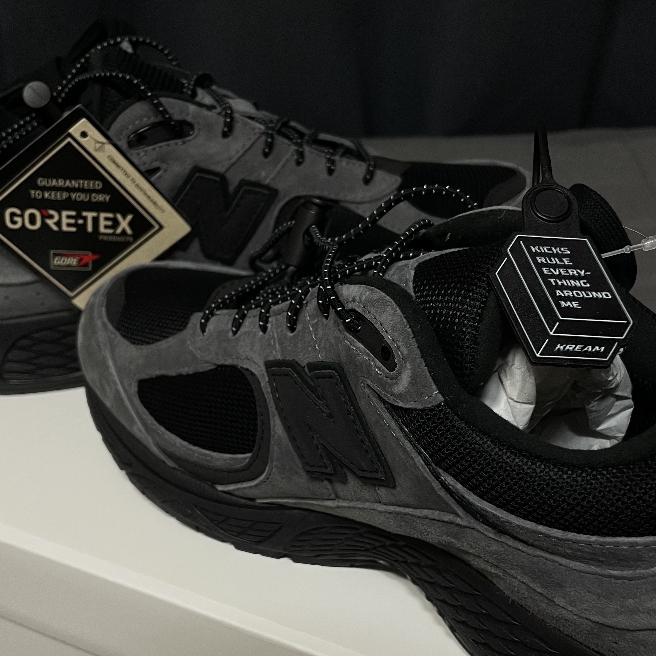 New Balance x JJJJound 2002R Gore-Tex Charcoal 착용 스타일 - 1