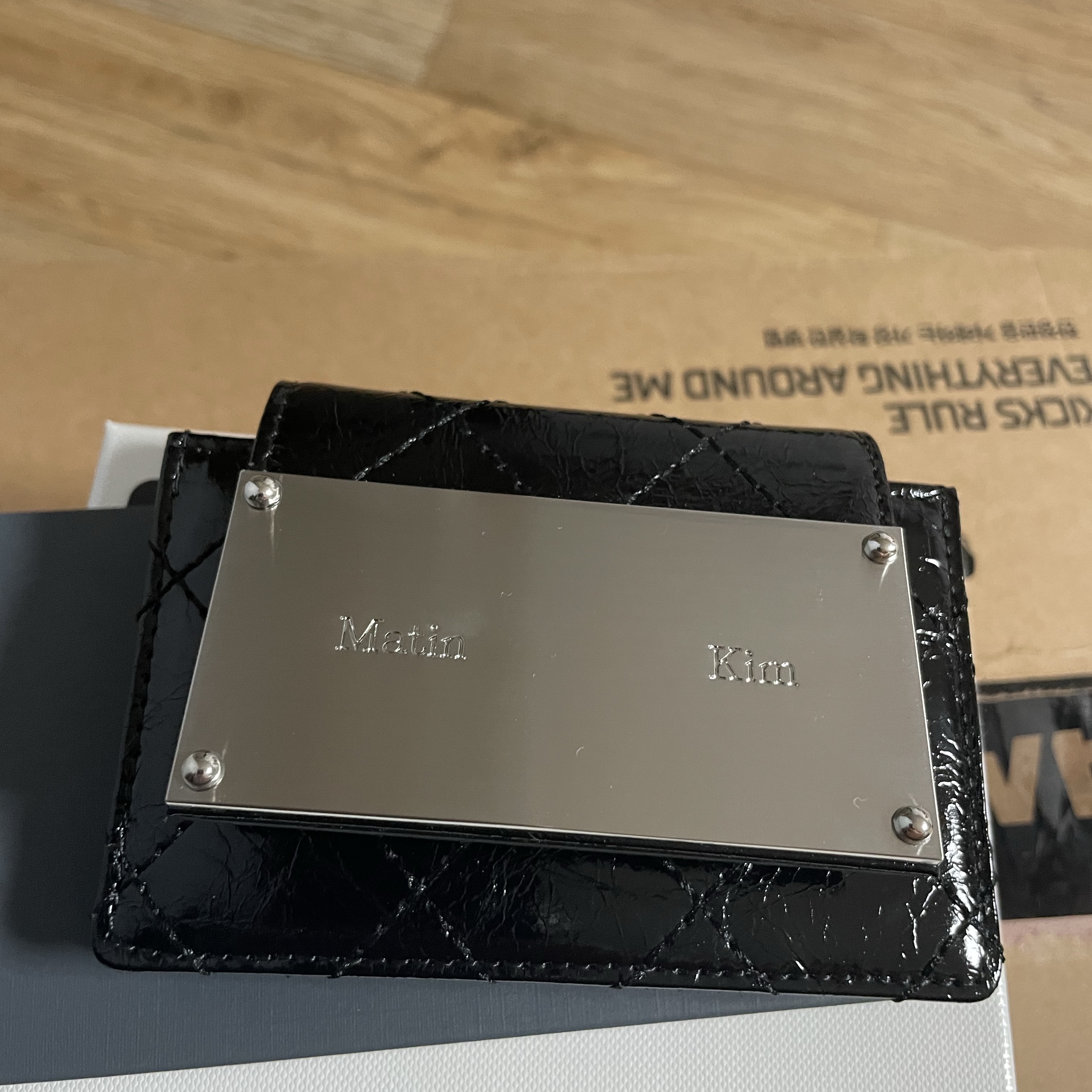 Matin Kim Quilting Accordion Wallet Black 착용 스타일
