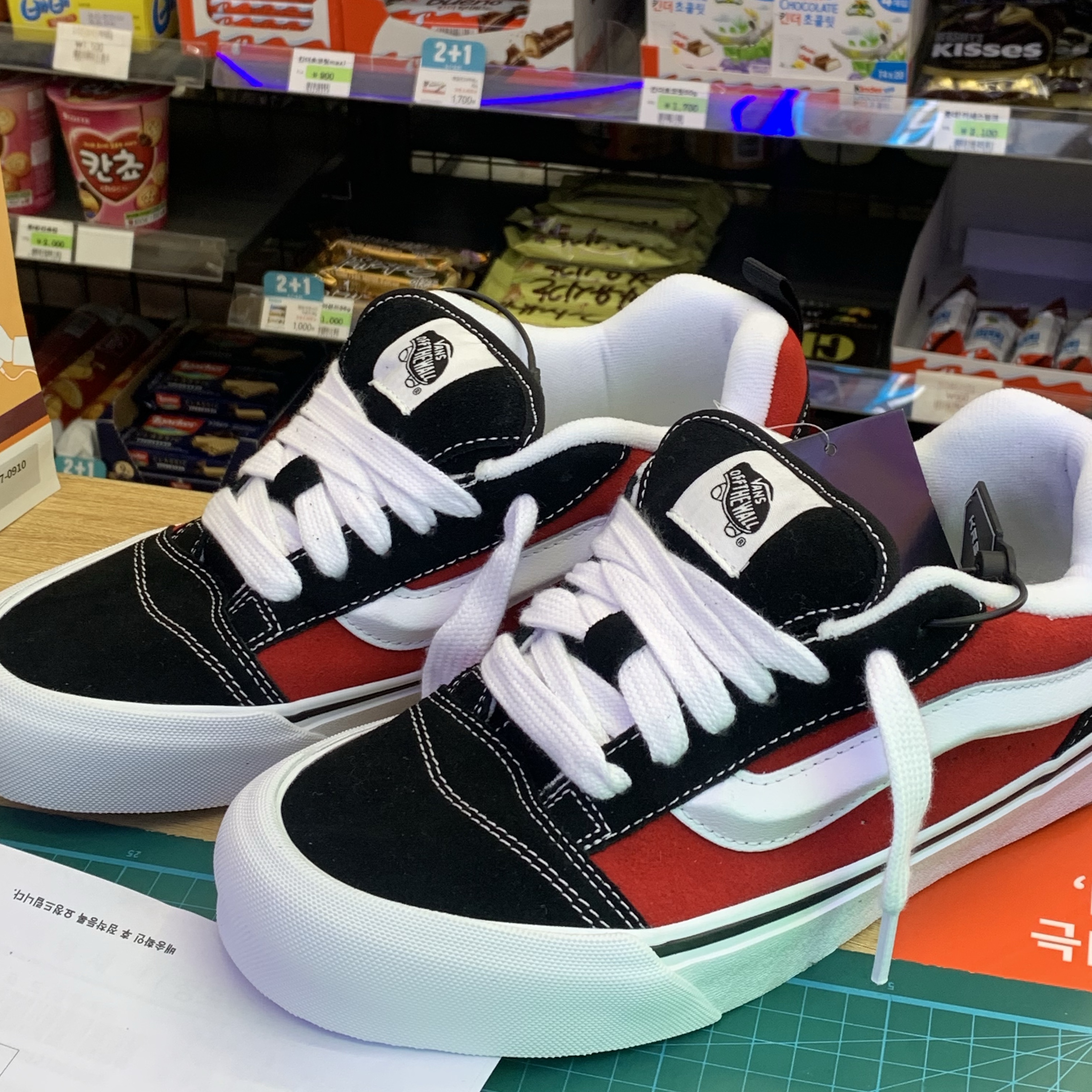 Vans Knu-Skool Red True White 착용 스타일 - 1