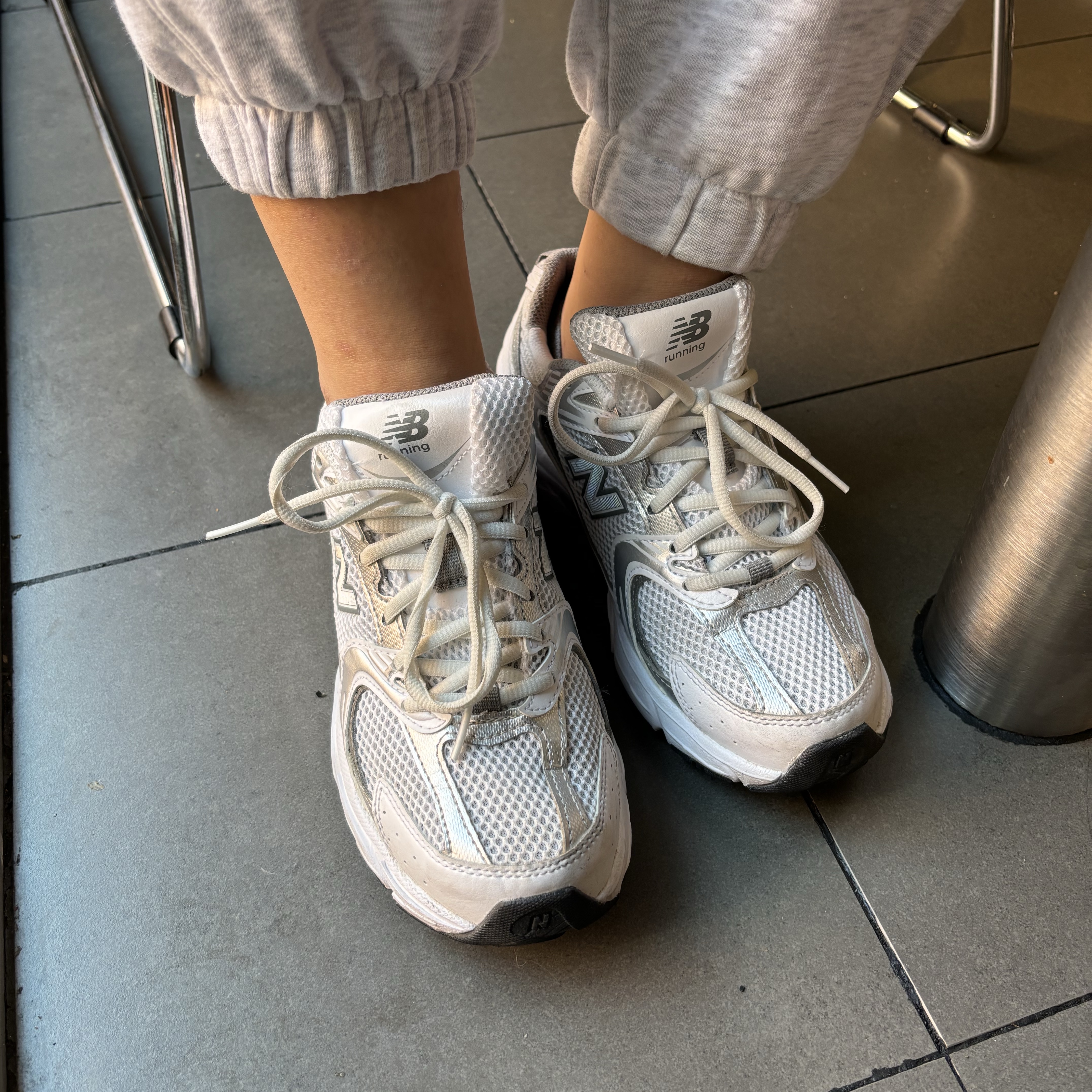New Balance 530 White Silver 착용 스타일