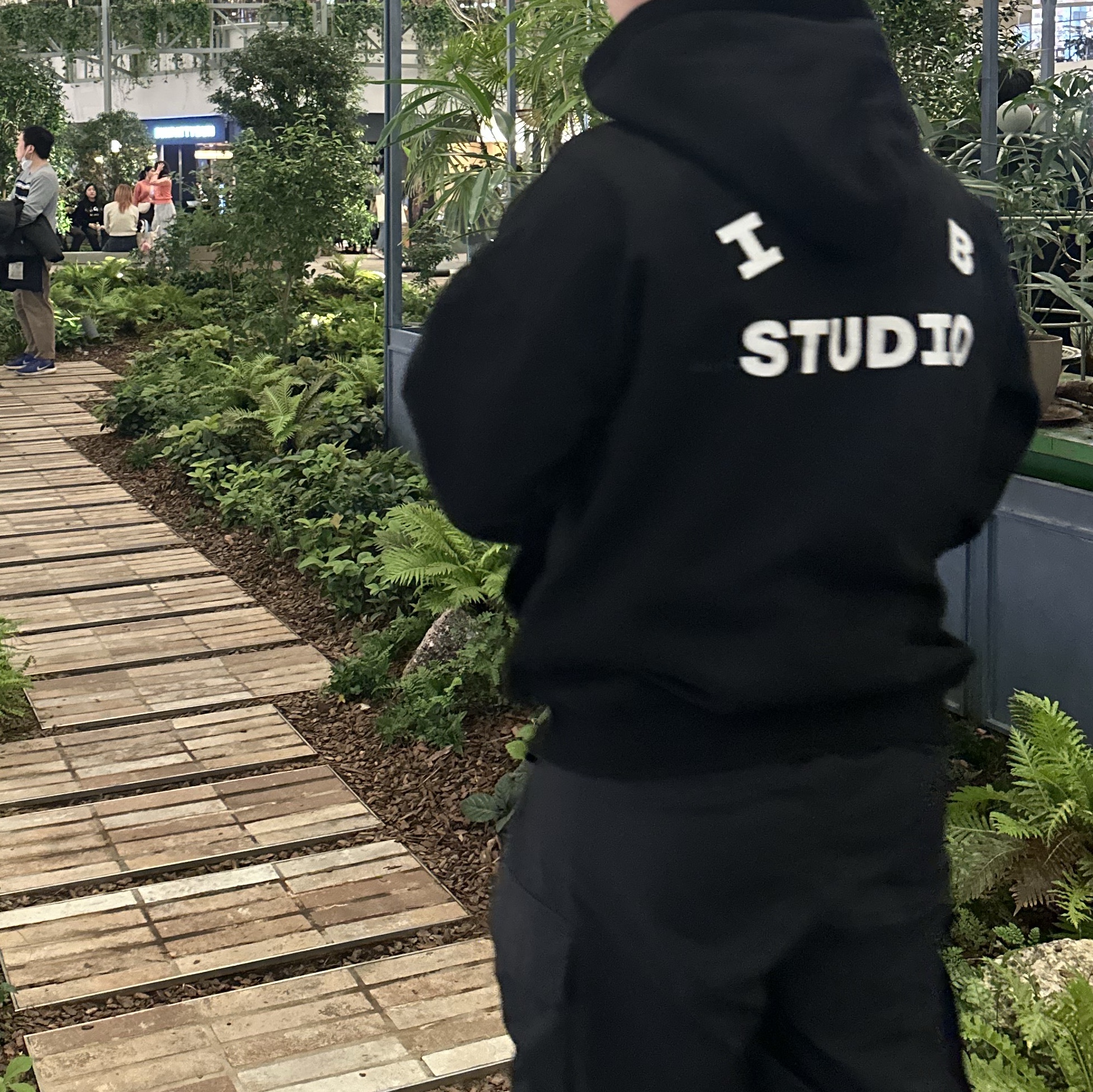 IAB Studio Hoodie Black 착용 스타일