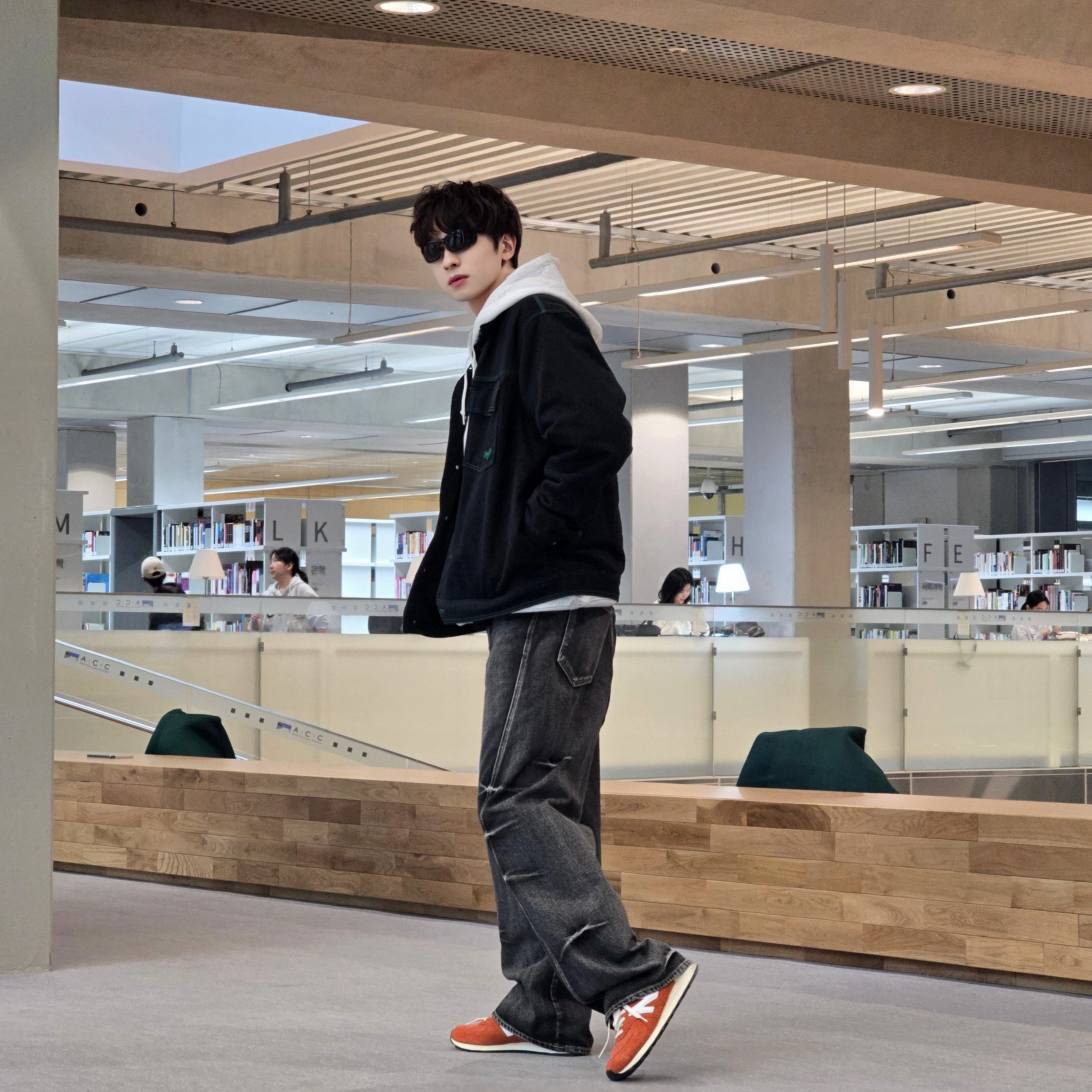 Stussy Stock DSM Ginza Zip Hoodie Ash Heather 2023, New Balance 574 Heritage Orange Burst White 착용 스타일 - 7