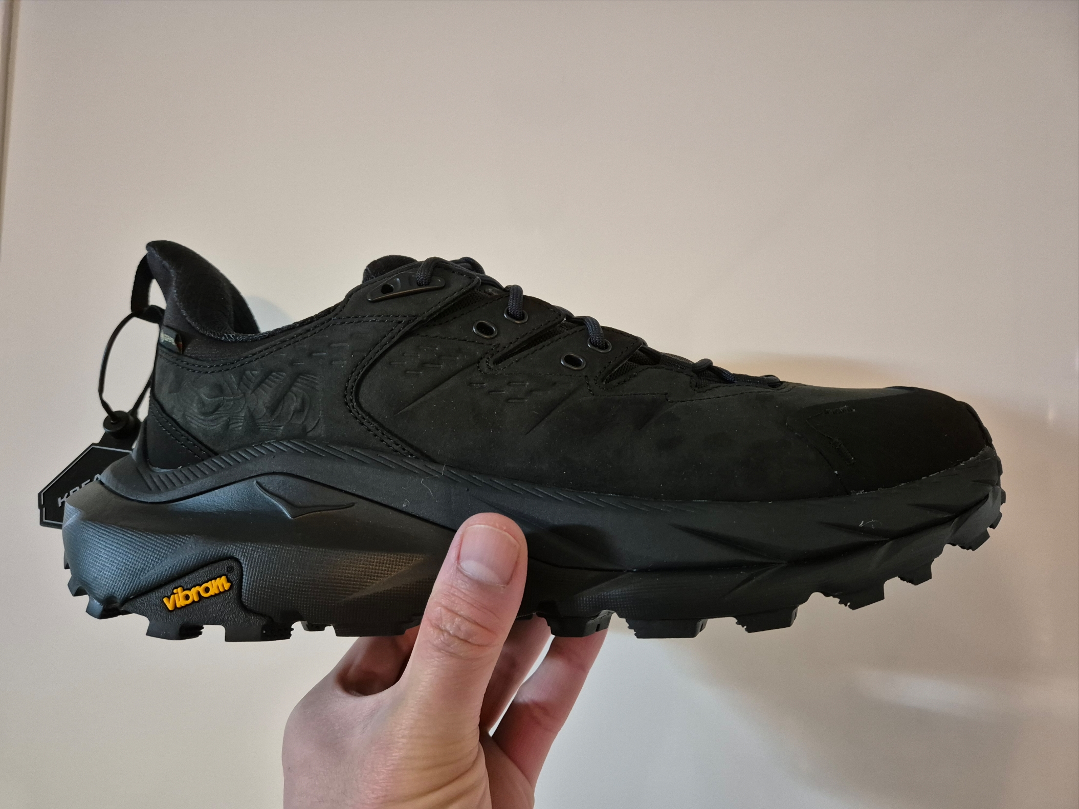 Hoka Kaha 2 Low Gore-Tex Black 착용 스타일