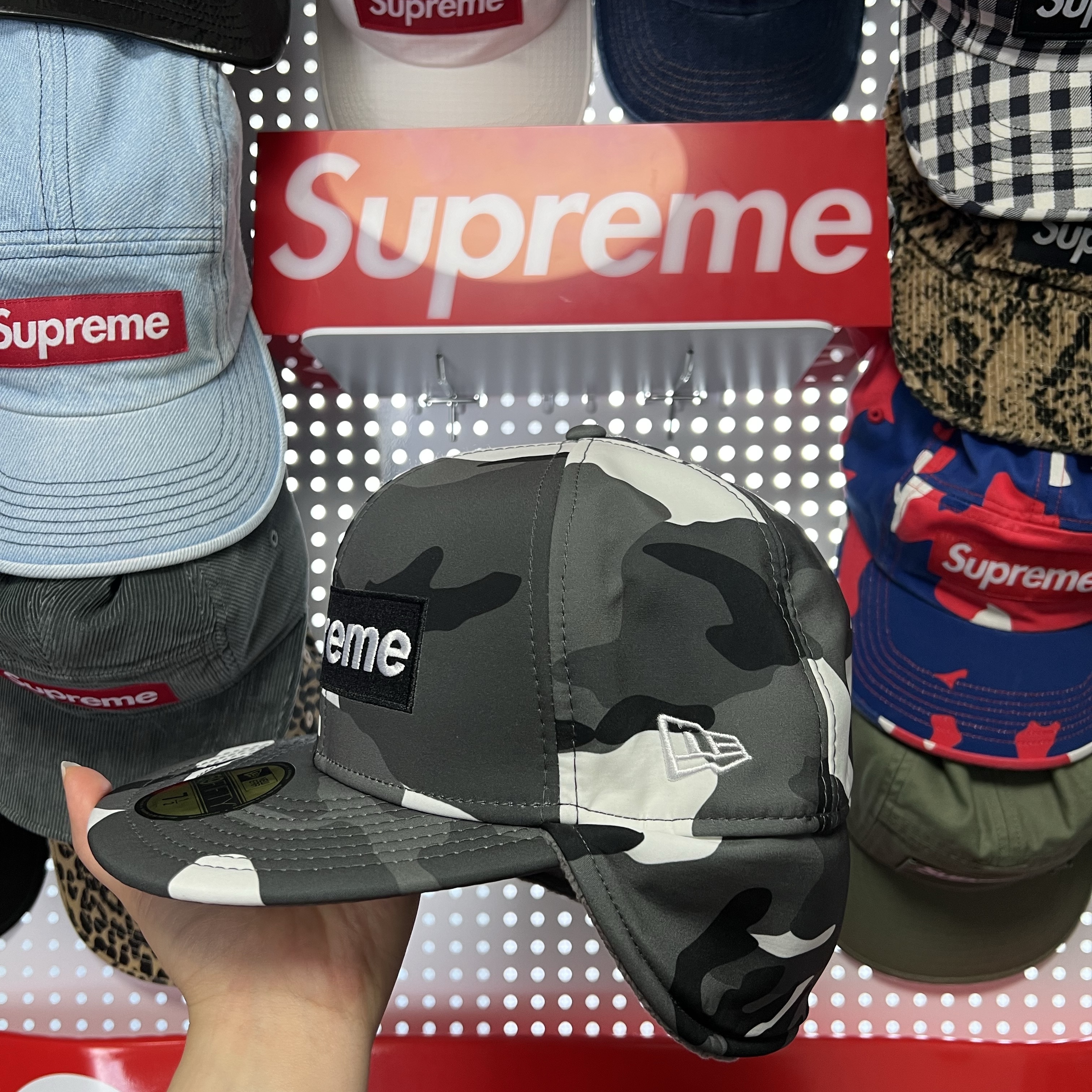 Supreme Windstopper Earflap Box Logo New Era Camo - 20FW 착용 스타일 - 4