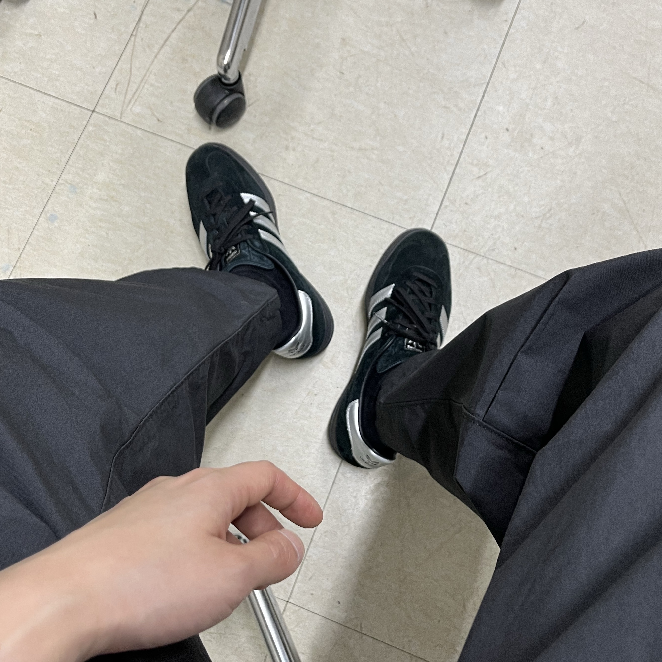 Adidas Gazelle Indoor Core Black Matte Silver 착용 스타일