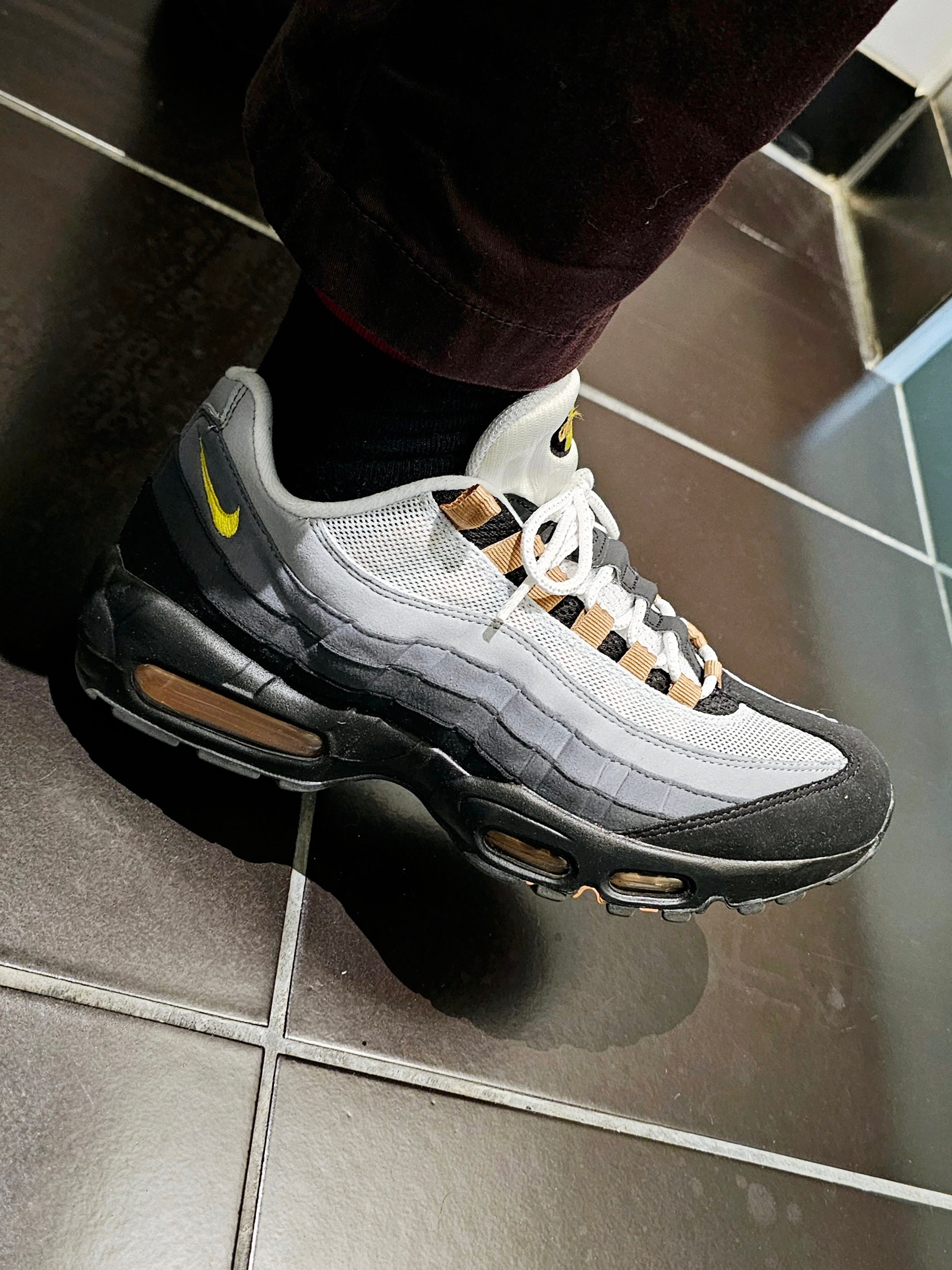 Nike Air Max 95 Wolf Grey Yellow Strike 착용 스타일
