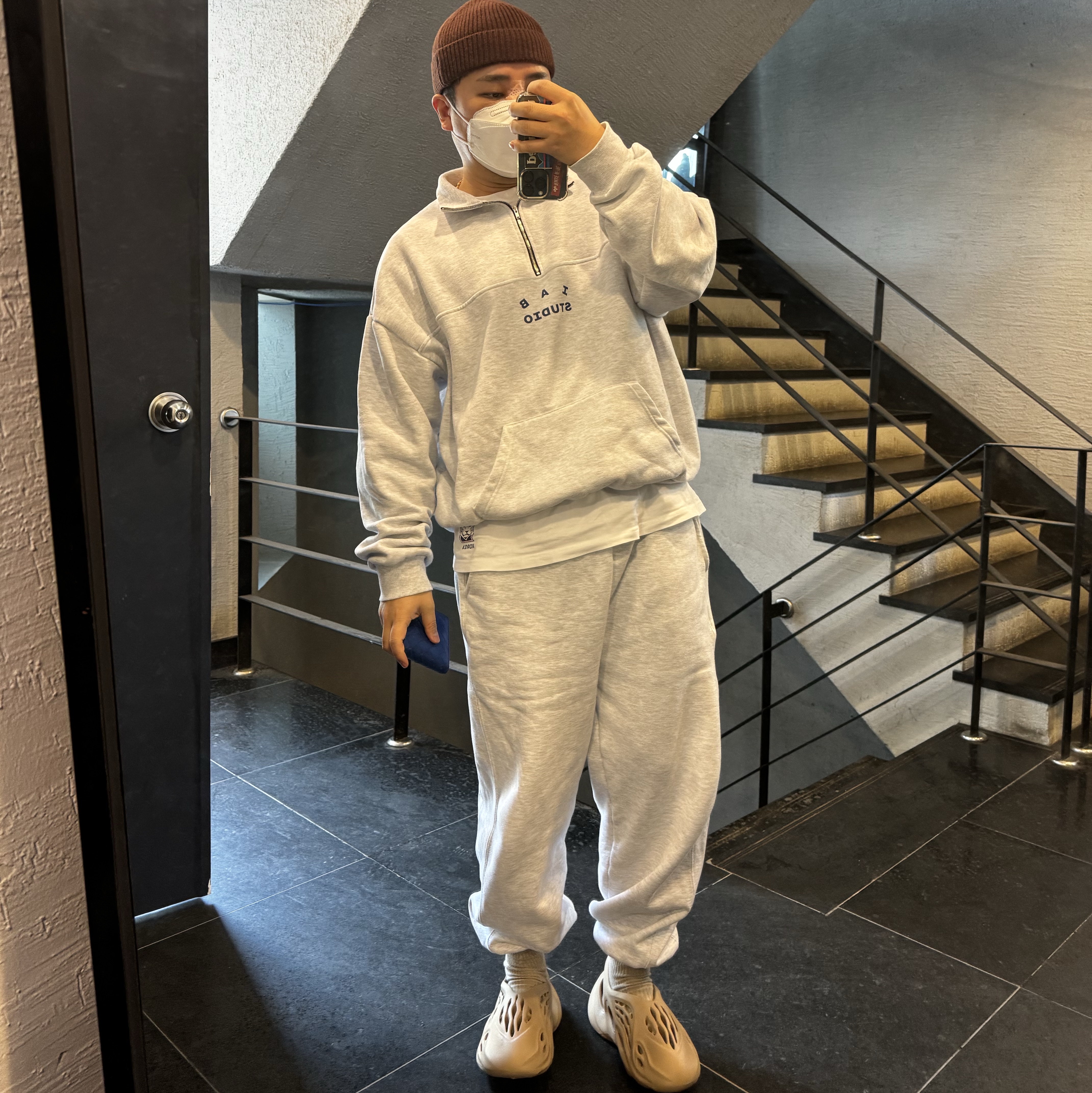 Adidas Yeezy Foam RNNR Clay Taupe, IAB Studio Half Zip Pullover Light Gray 착용 스타일