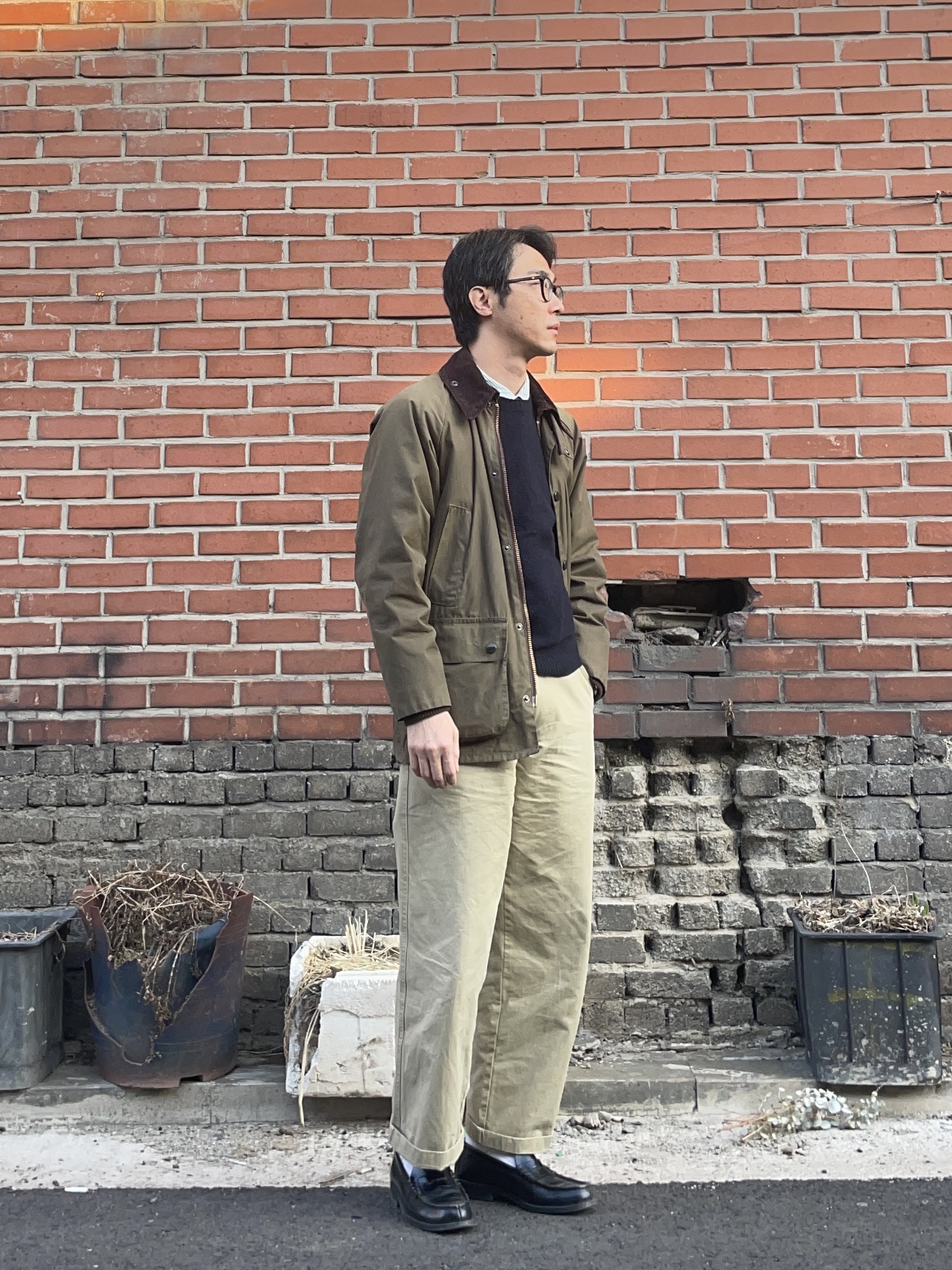 Barbour Bedale Short Wax Jacket Olive, Haruta Leather Penny Loafer Black 착용 스타일 - 4