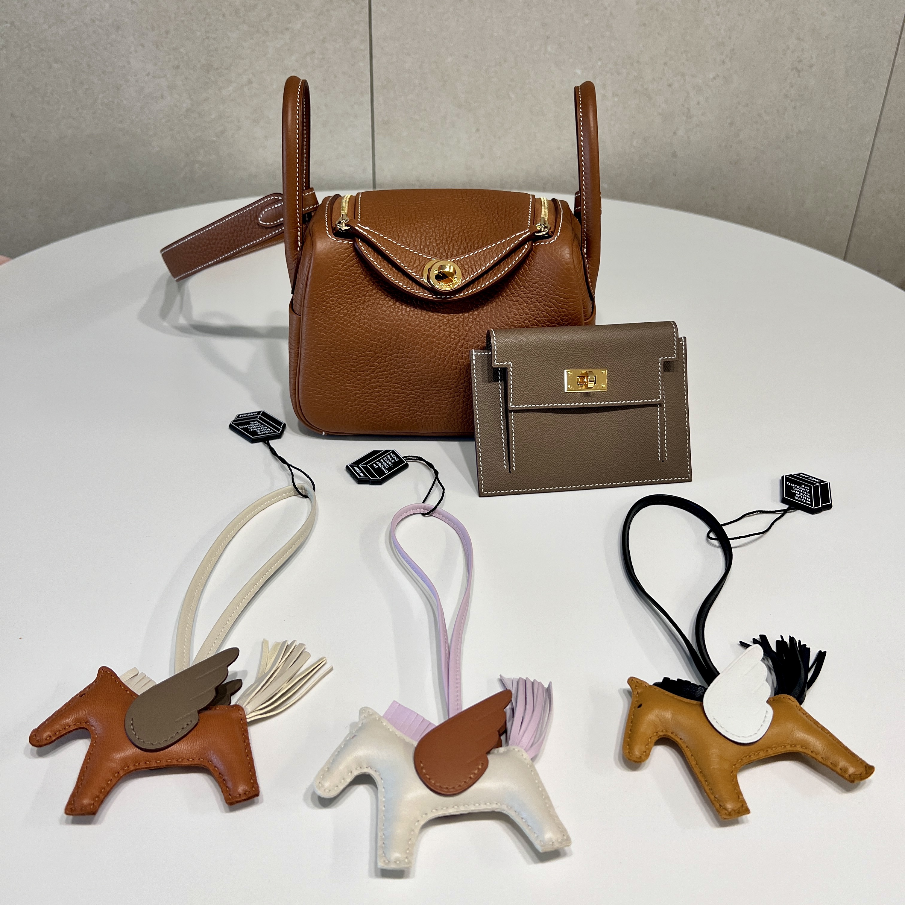 Hermes Lindy Mini Bag Clemence & Gold, Hermes Rodeo Pegase PM Charm Milo Swift & Craie Gold Mauve Sylvestre 착용 스타일 - 1