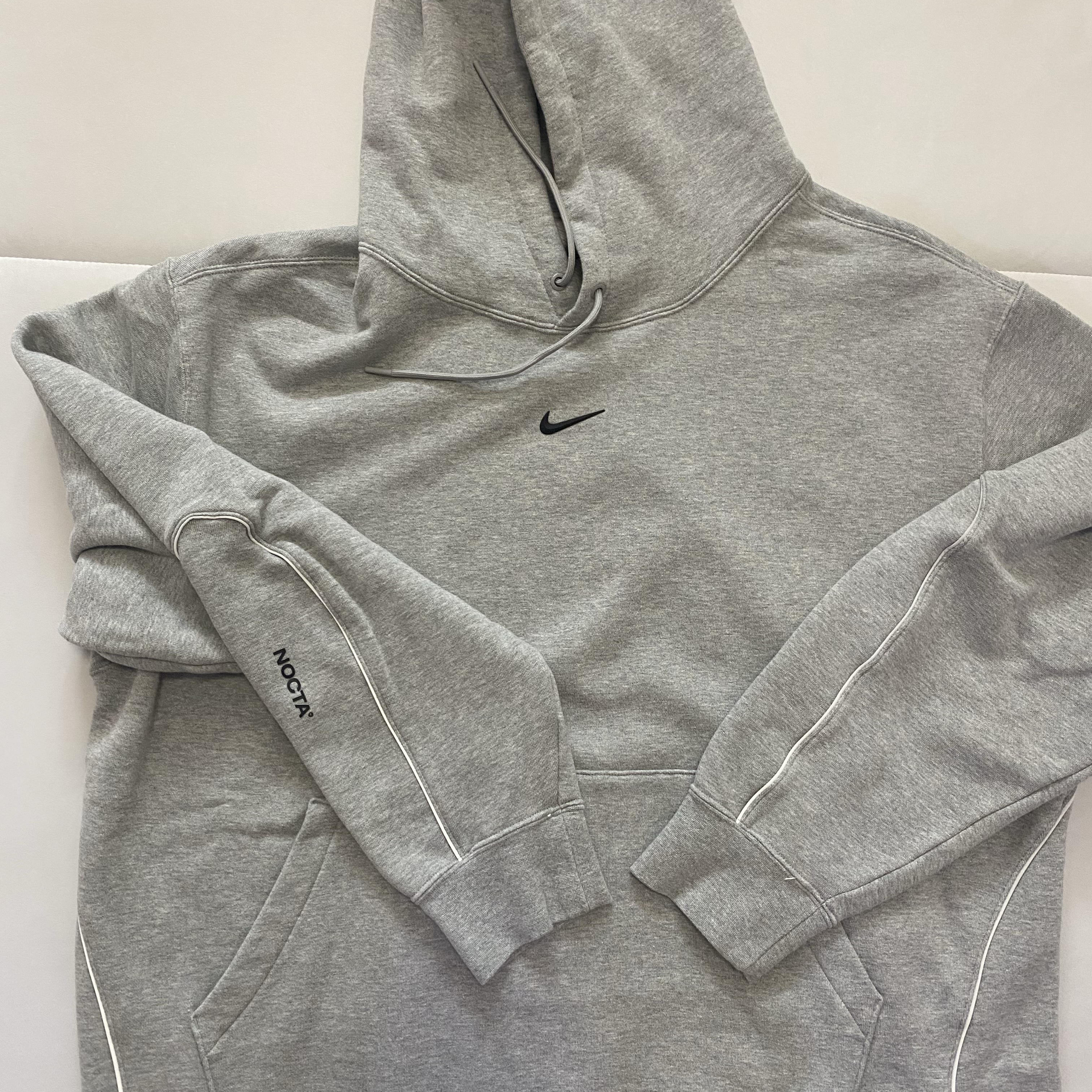 Nike x Drake Nocta Fleece Hoodie Dark Grey Heather (FN7659-063) 착용 스타일
