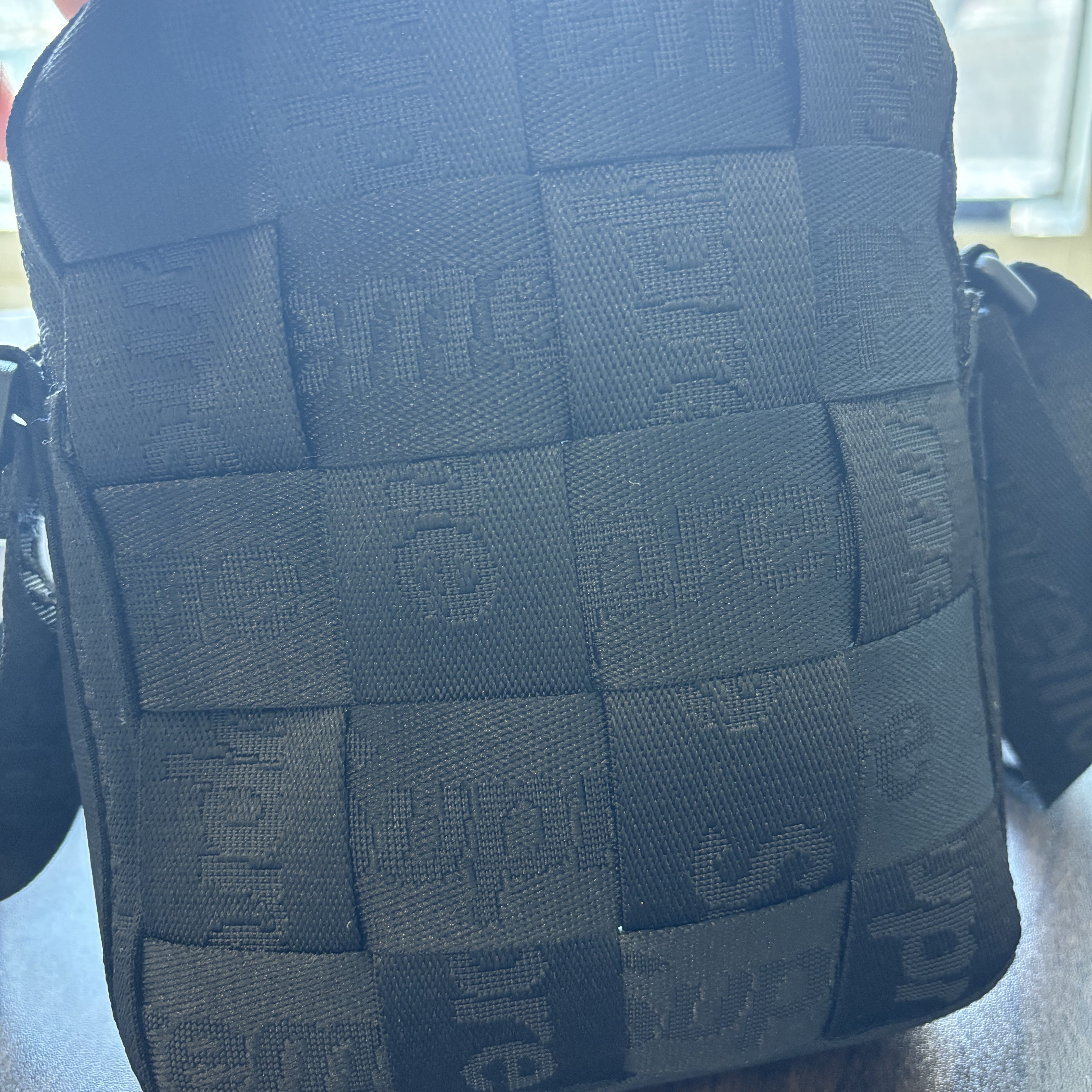 Supreme Woven Shoulder Bag Black - 23SS 착용 스타일