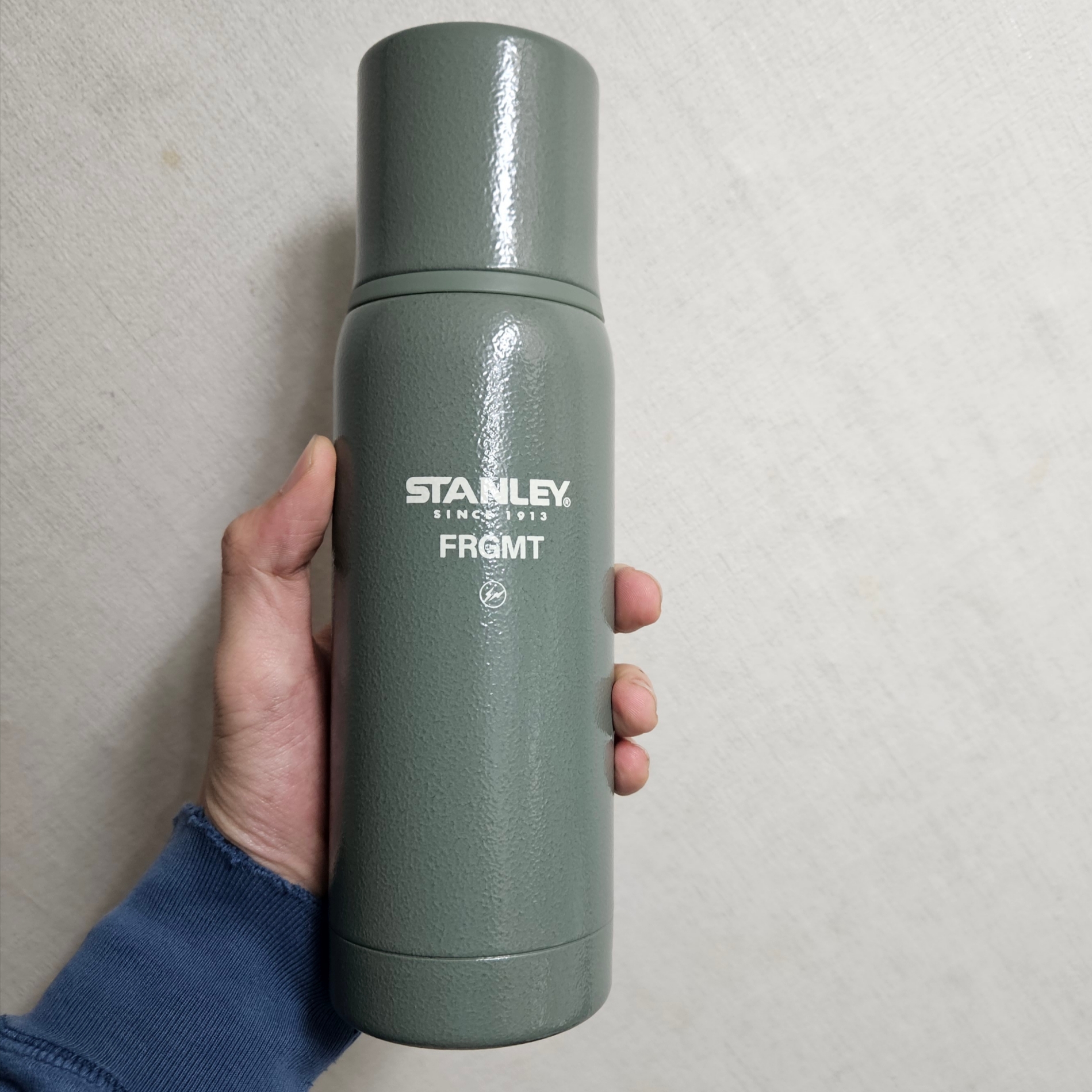 Stanley x Fragment To-Go Bottle 470ml Hammertone Green 착용 스타일 - 1