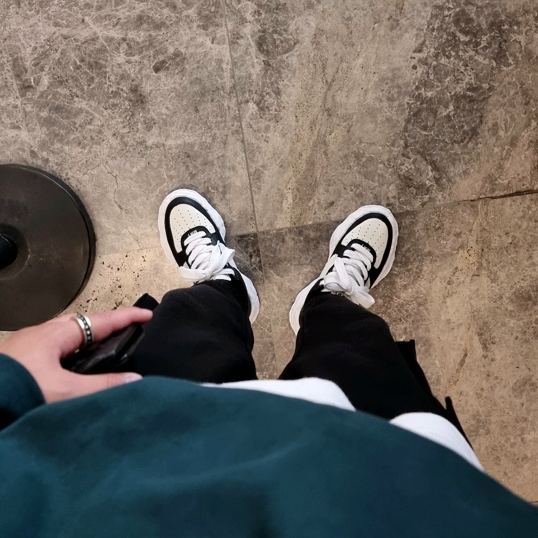 Maison Mihara Yasuhiro Wayne OG Sole Leather Low-top Sneakers Black White, Louis Vuitton Pocket Organizer Monogram Eclipse 착용 스타일