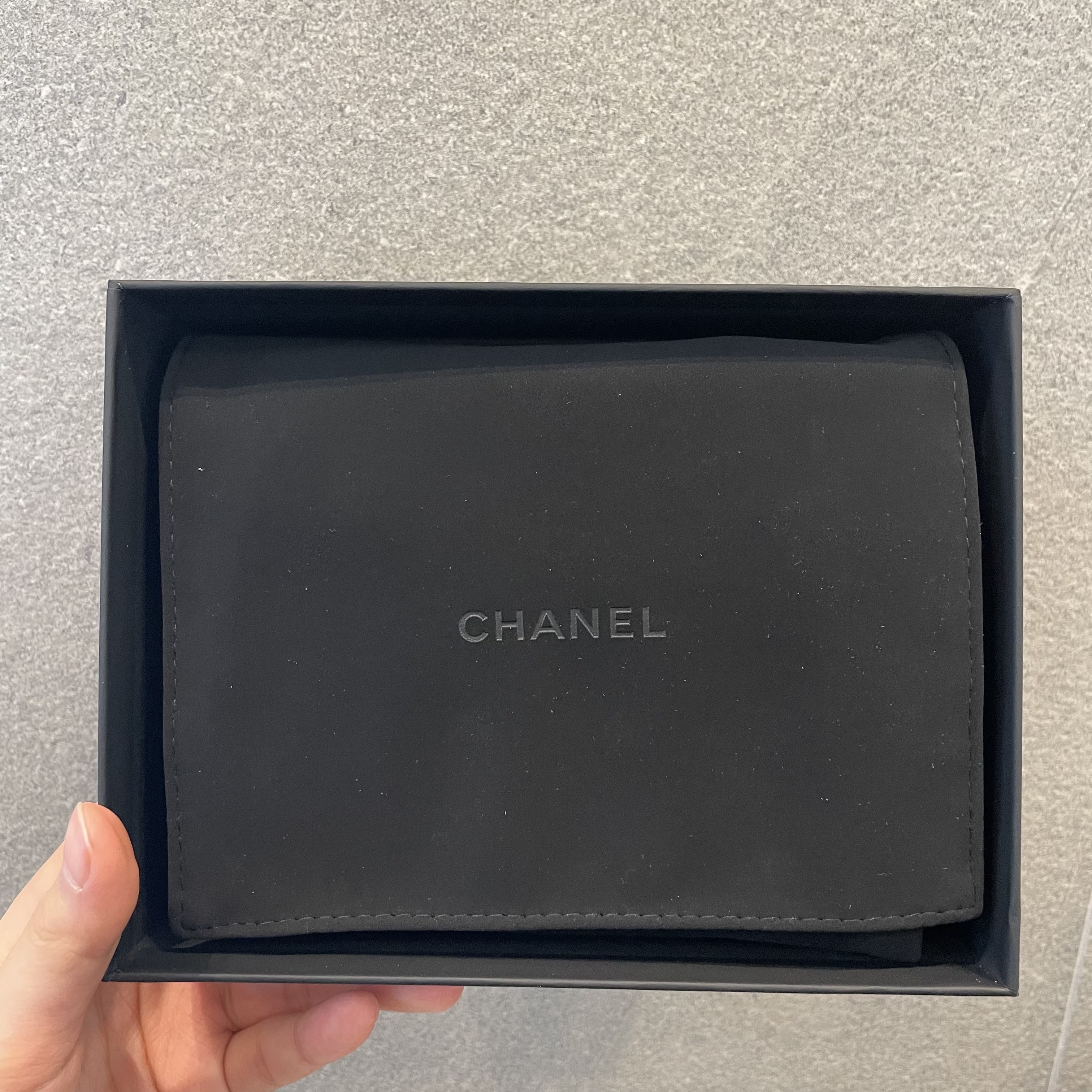 Chanel Small Classic Flap Wallet Grained Calfskin & Silver Black 착용 스타일 - 2