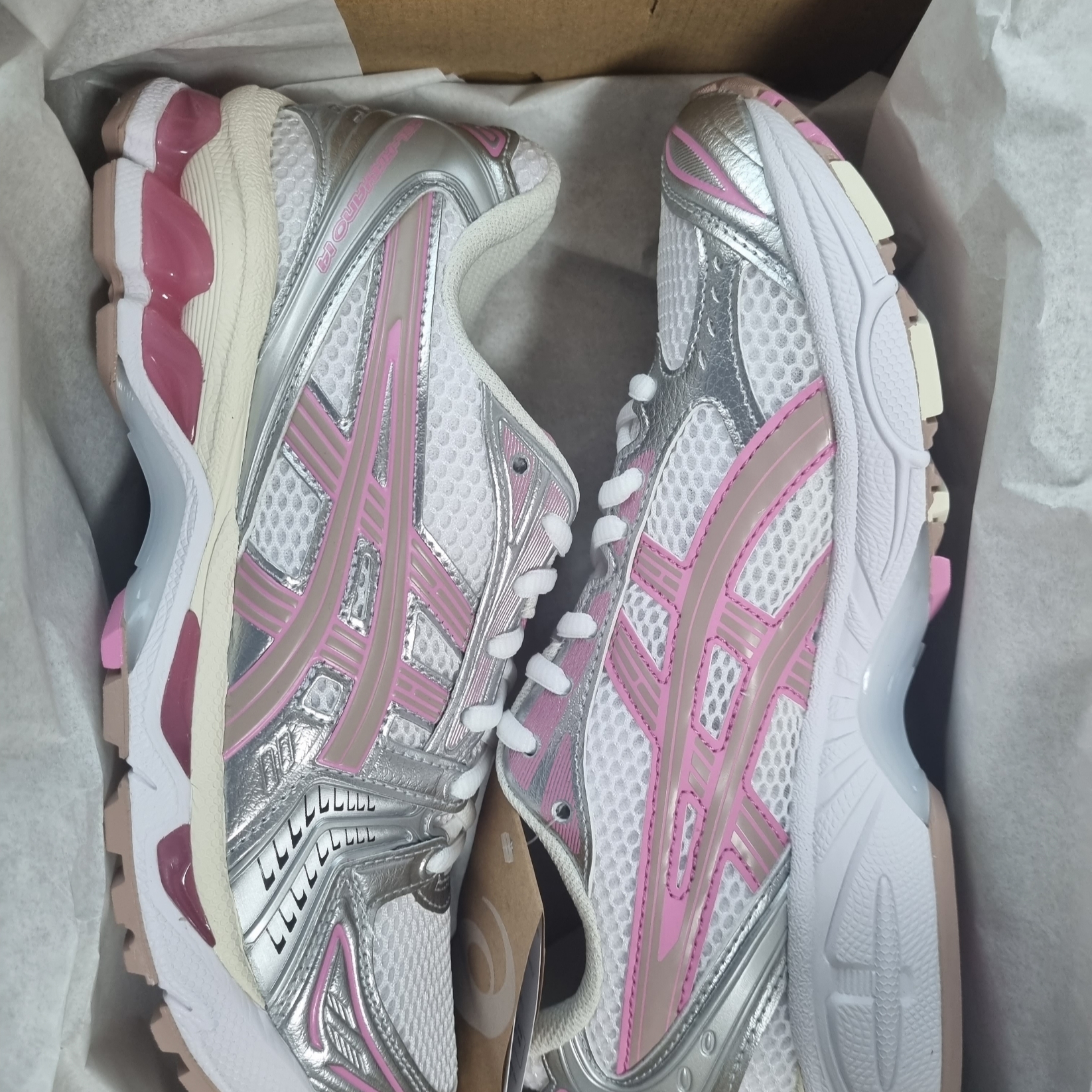 Asics Unlimited Gel-Kayano 14 White Fawn 착용 스타일