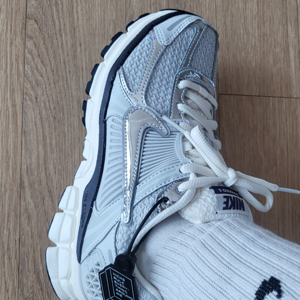 (W) Nike Zoom Vomero 5 Photon Dust and Metallic Silver 착용 스타일