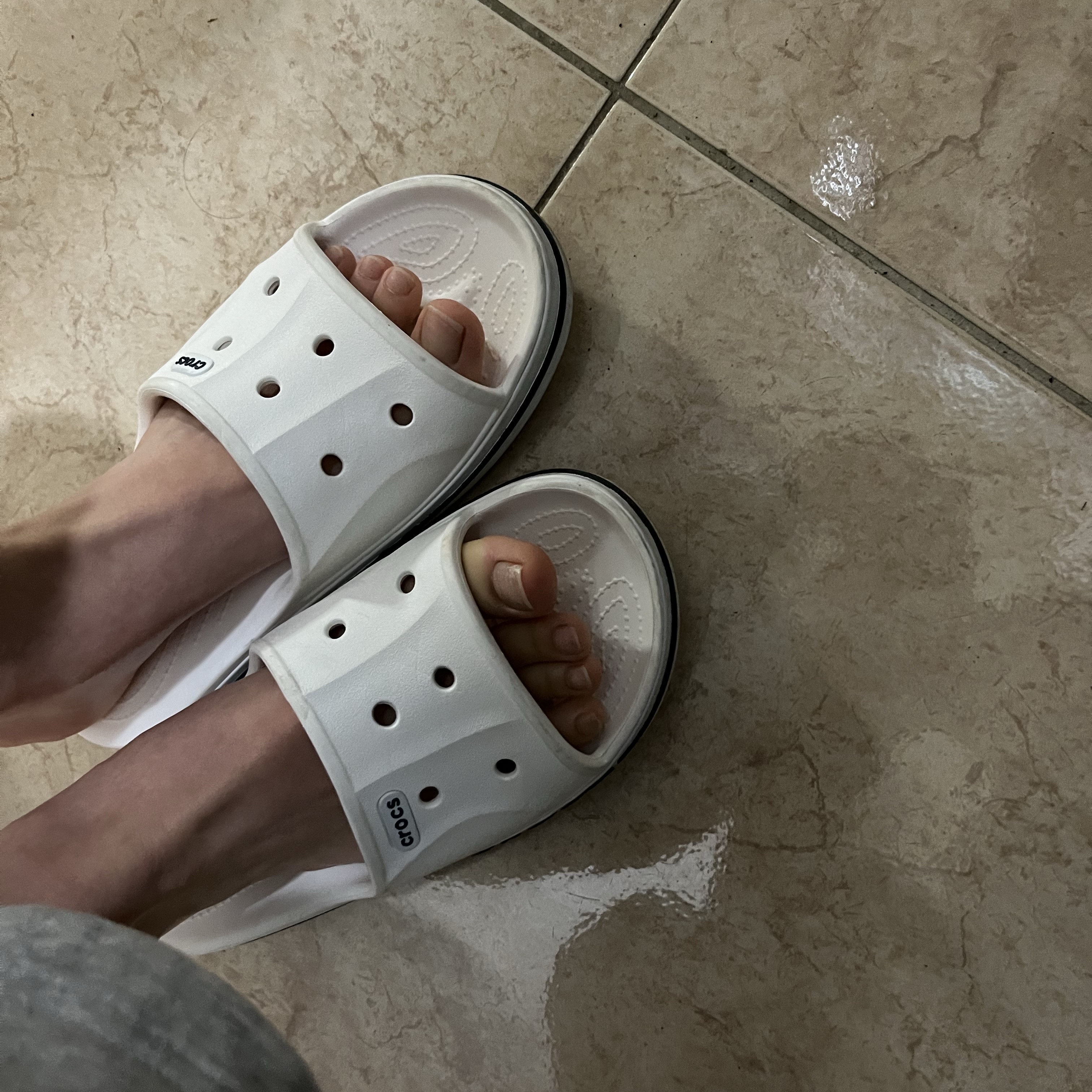 Crocs Bayaband Slide White Navy 착용 스타일