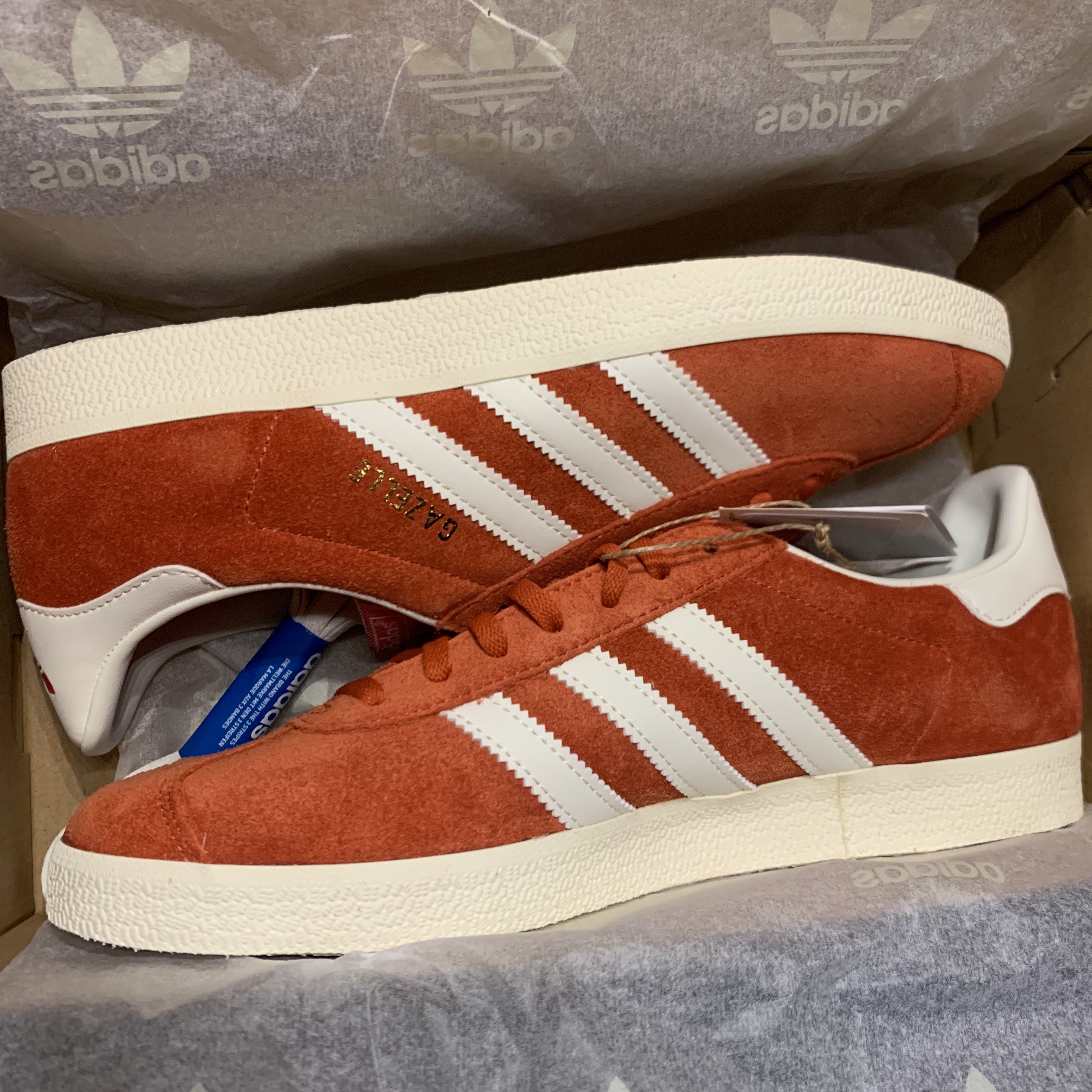 Adidas Gazelle Preloved Red Off White 착용 스타일