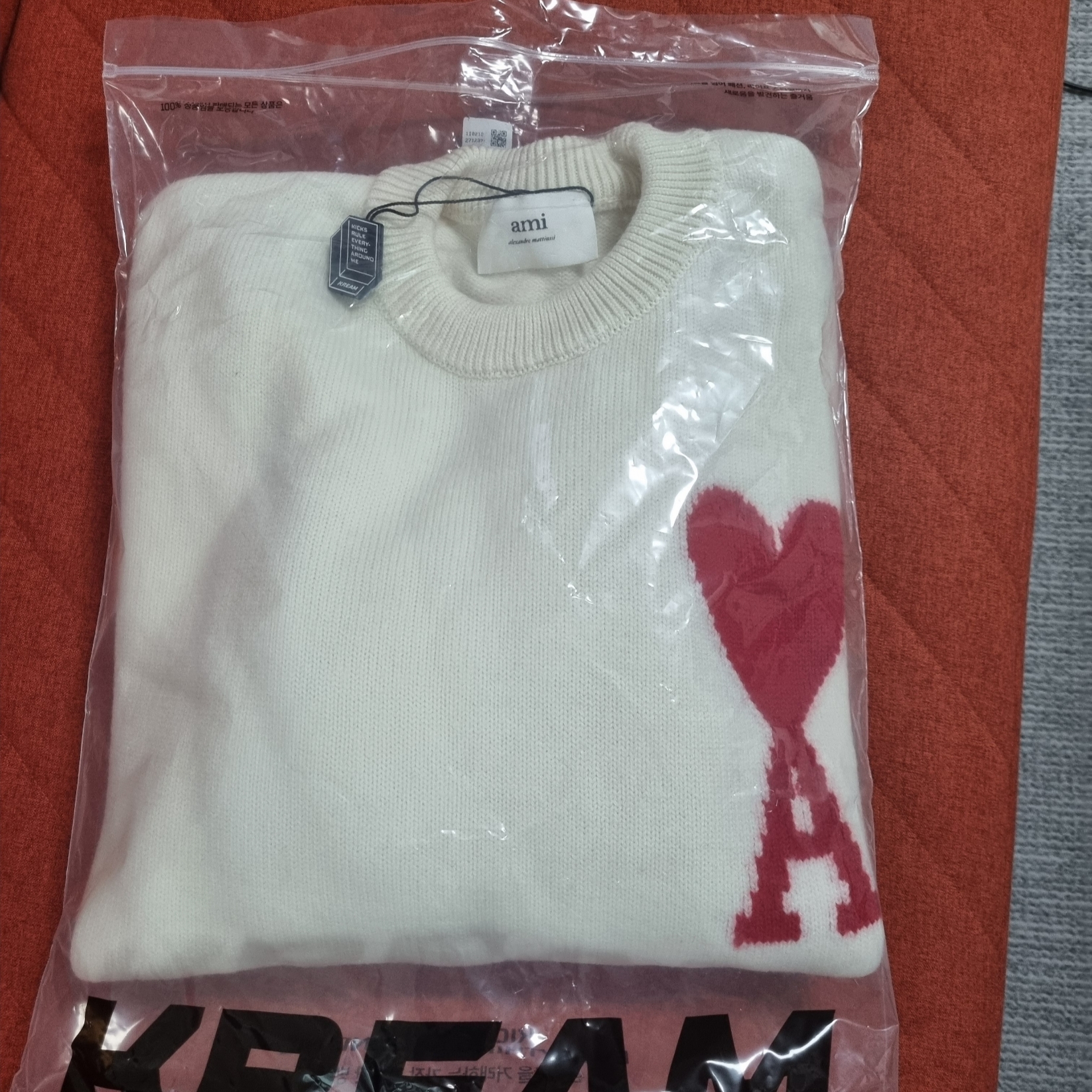 AMI de Coeur Oversize Intarsia Sweater Off White Red 착용 스타일 - 2