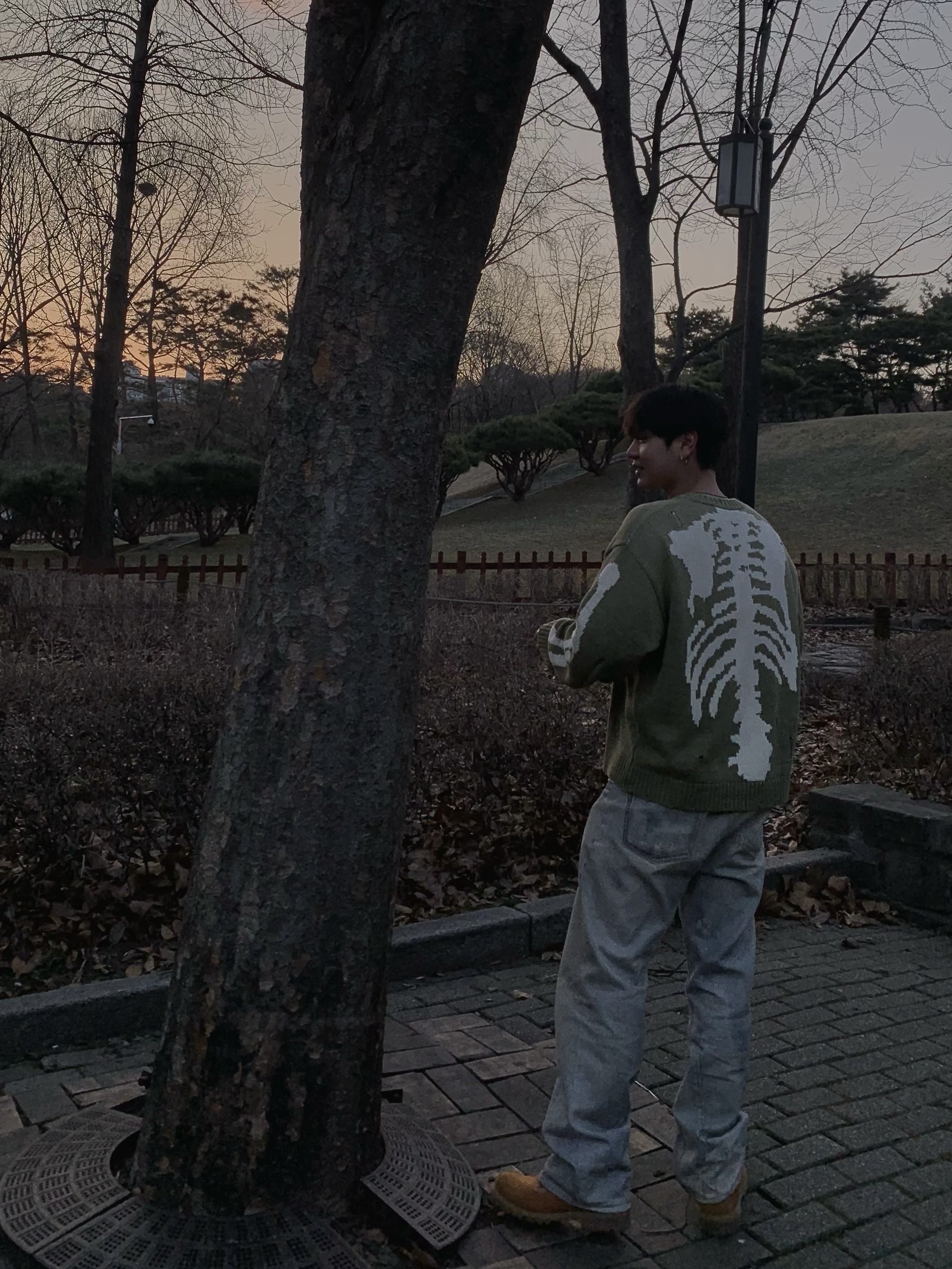 Our Legacy Third Cut Digital Denim Print, Kapital 5G Cotton Knit Bone Crewneck Sweater Khaki 착용 스타일 - 2