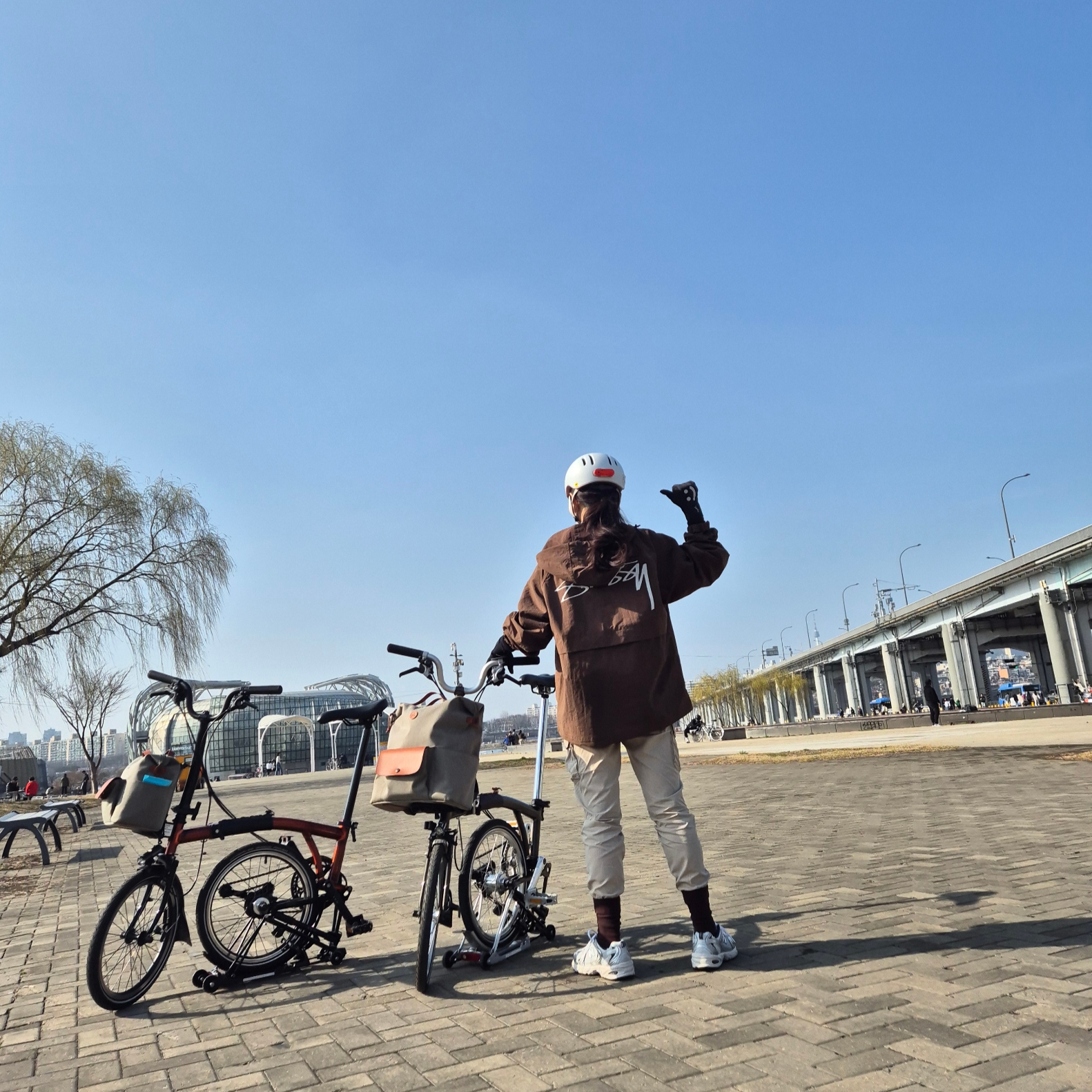 Stussy Wave Dye Beach Shell Jacket Coffee 착용 스타일