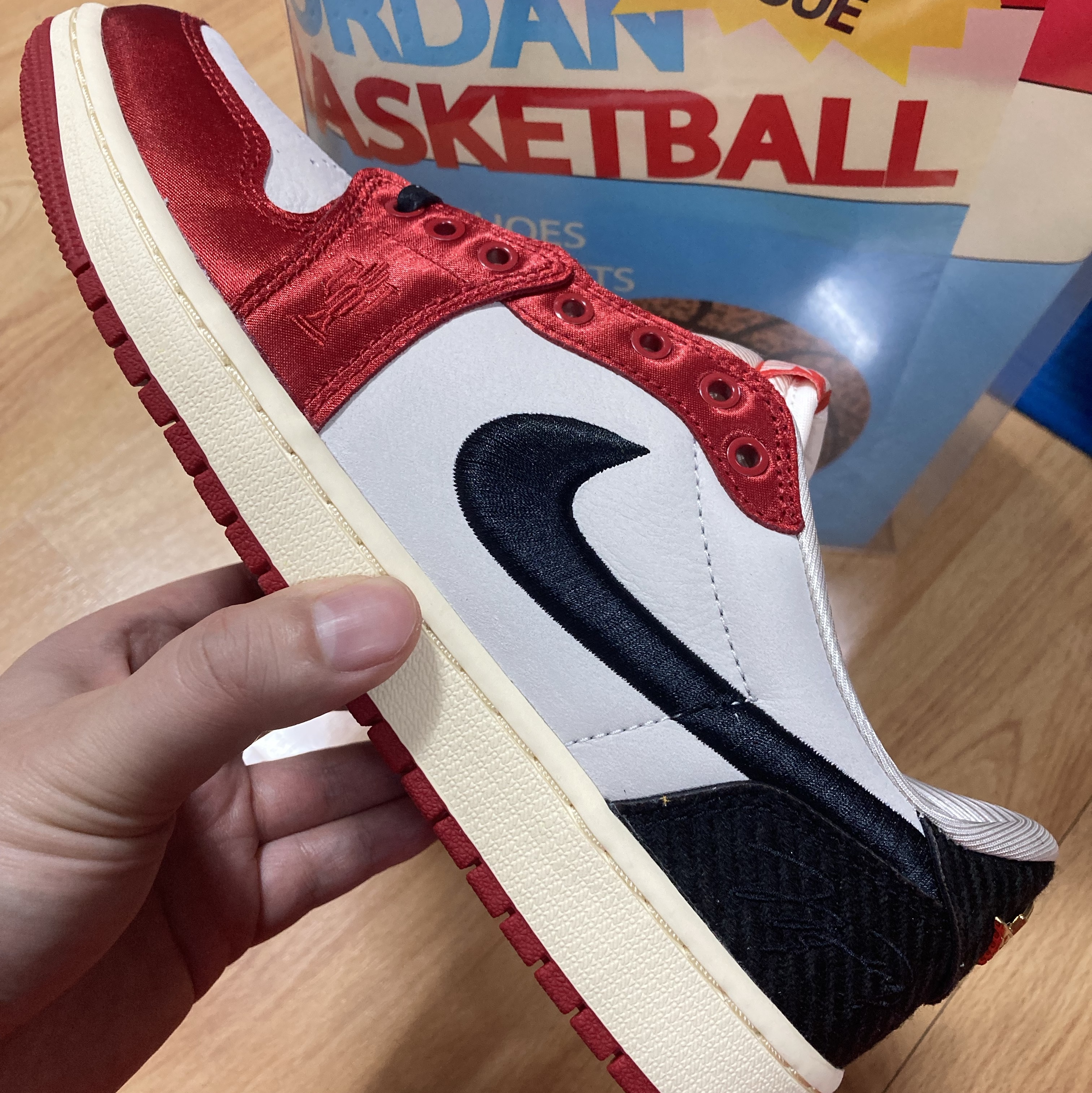 Jordan 1 x Trophy Room Retro Low OG SP Sail Varsity Red 착용 스타일