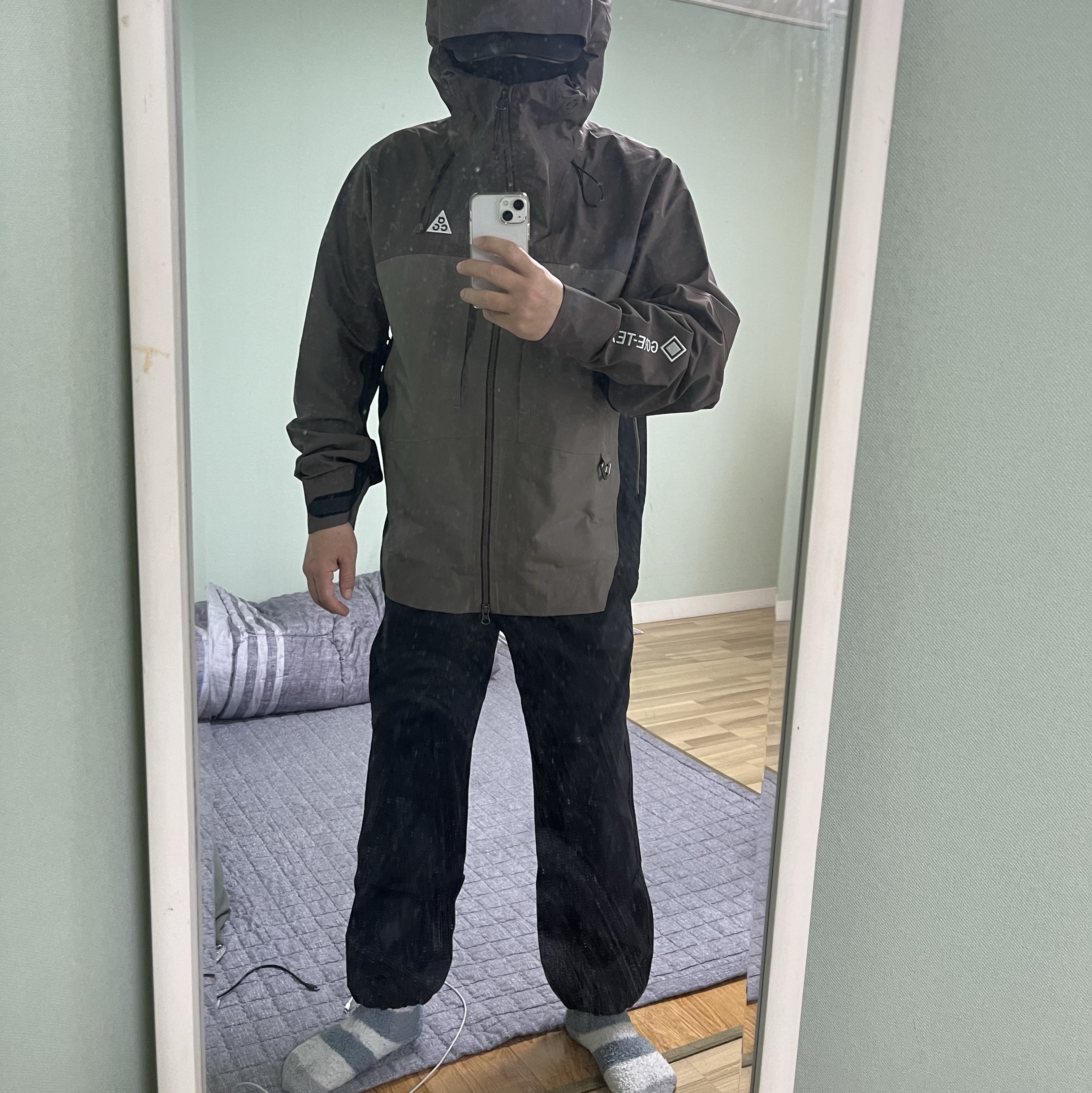 Nike ACG Trail Pants Black Anthracite - Asia, Nike ACG Storm-Fit ADV Gore-Tex Misery Ridge Jacket Iron Stone - Asia 착용 스타일