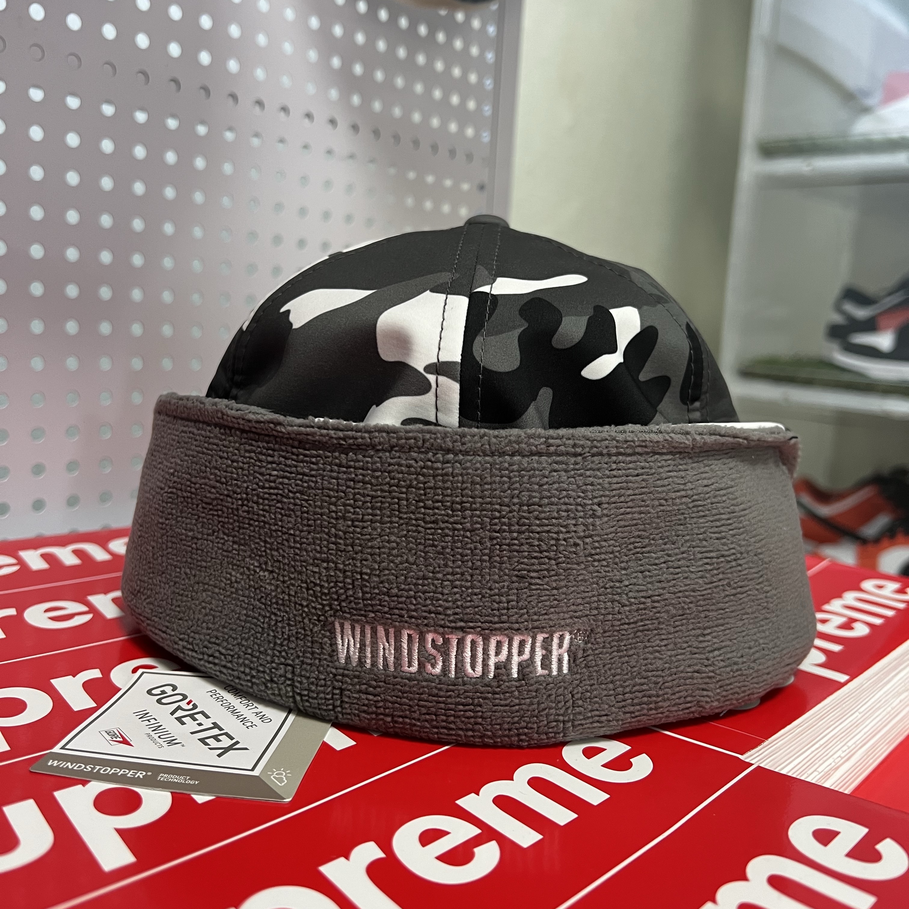 Supreme Windstopper Earflap Box Logo New Era Camo - 20FW 착용 스타일 - 3