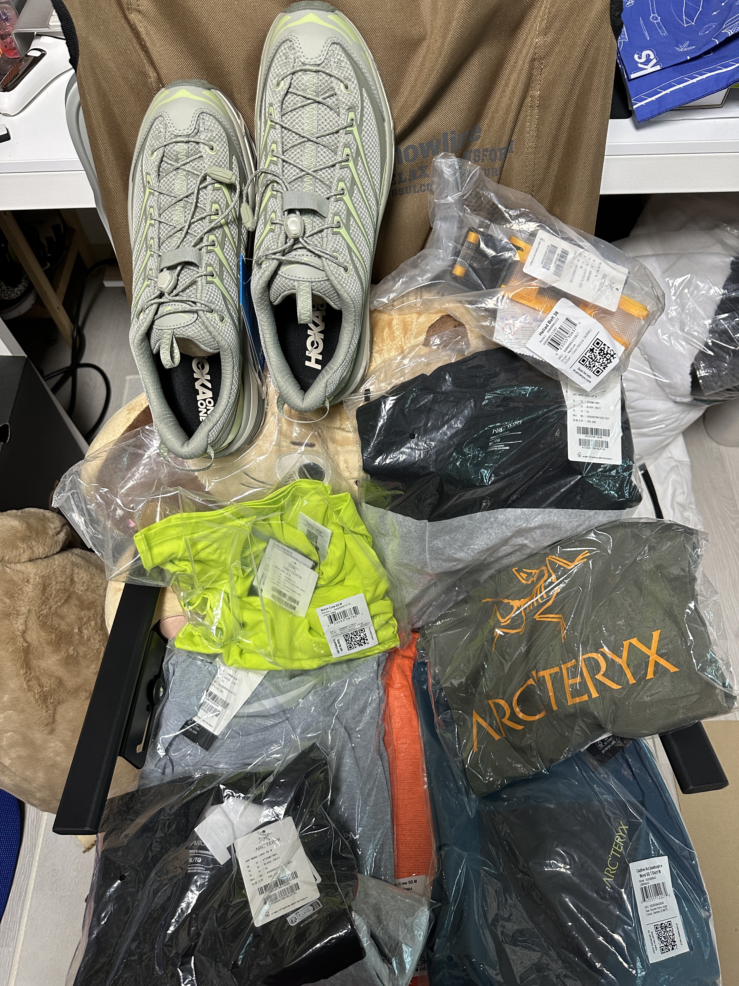 Hoka Mafate Three2 Barley Seed Green Grey - 24SS, Arc'teryx Arc'word Logo SS T-Shirt Black 착용 스타일
