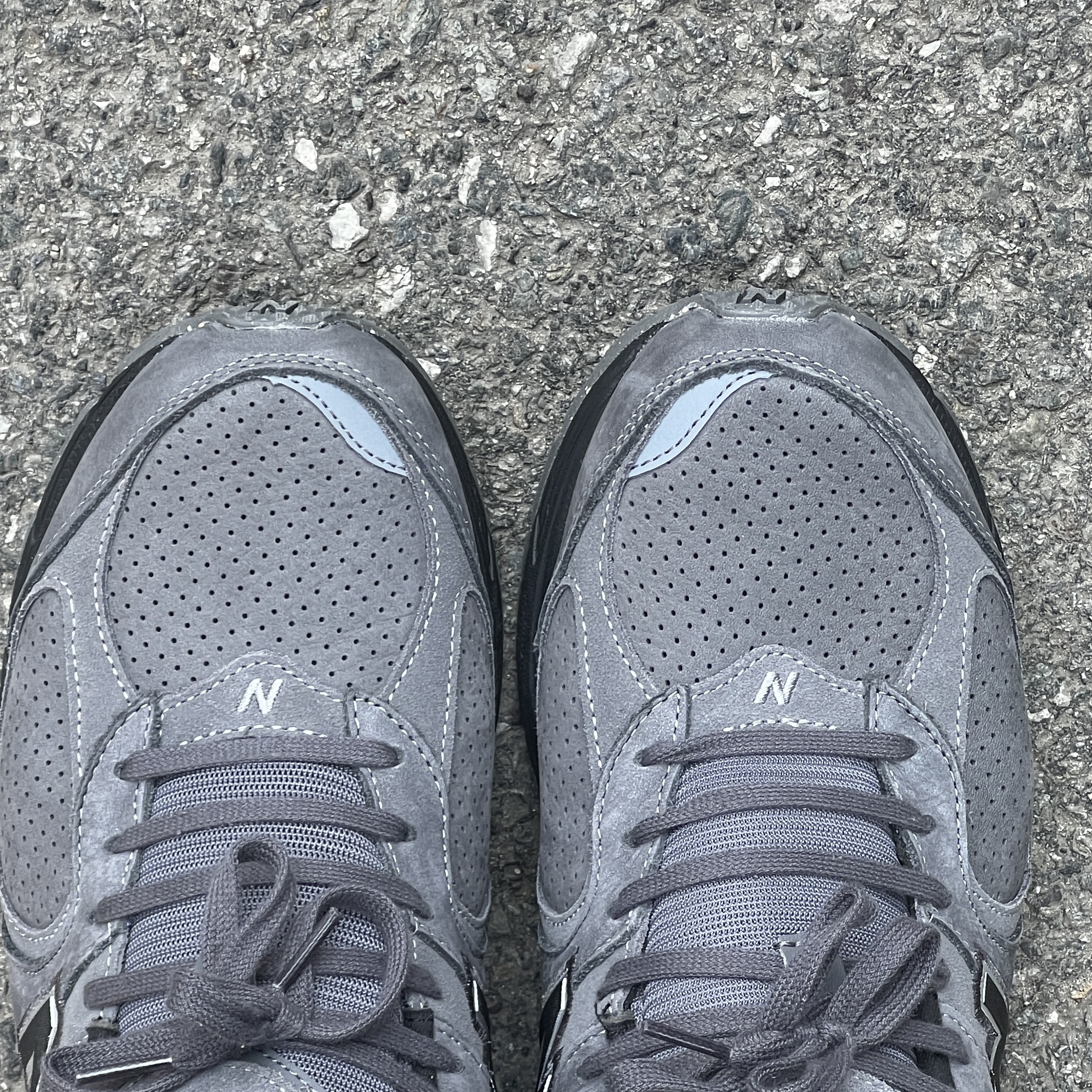 New Balance 2002R Dark Grey 착용 스타일 - 3