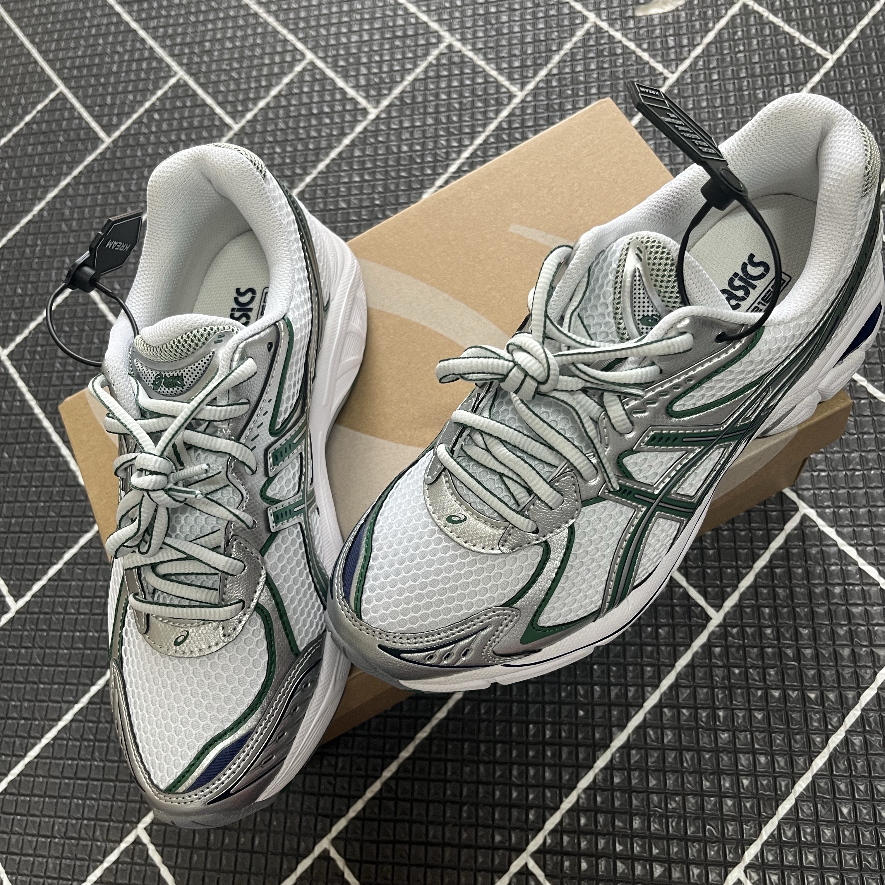 Asics GT-2160 White Shamrock Green 착용 스타일