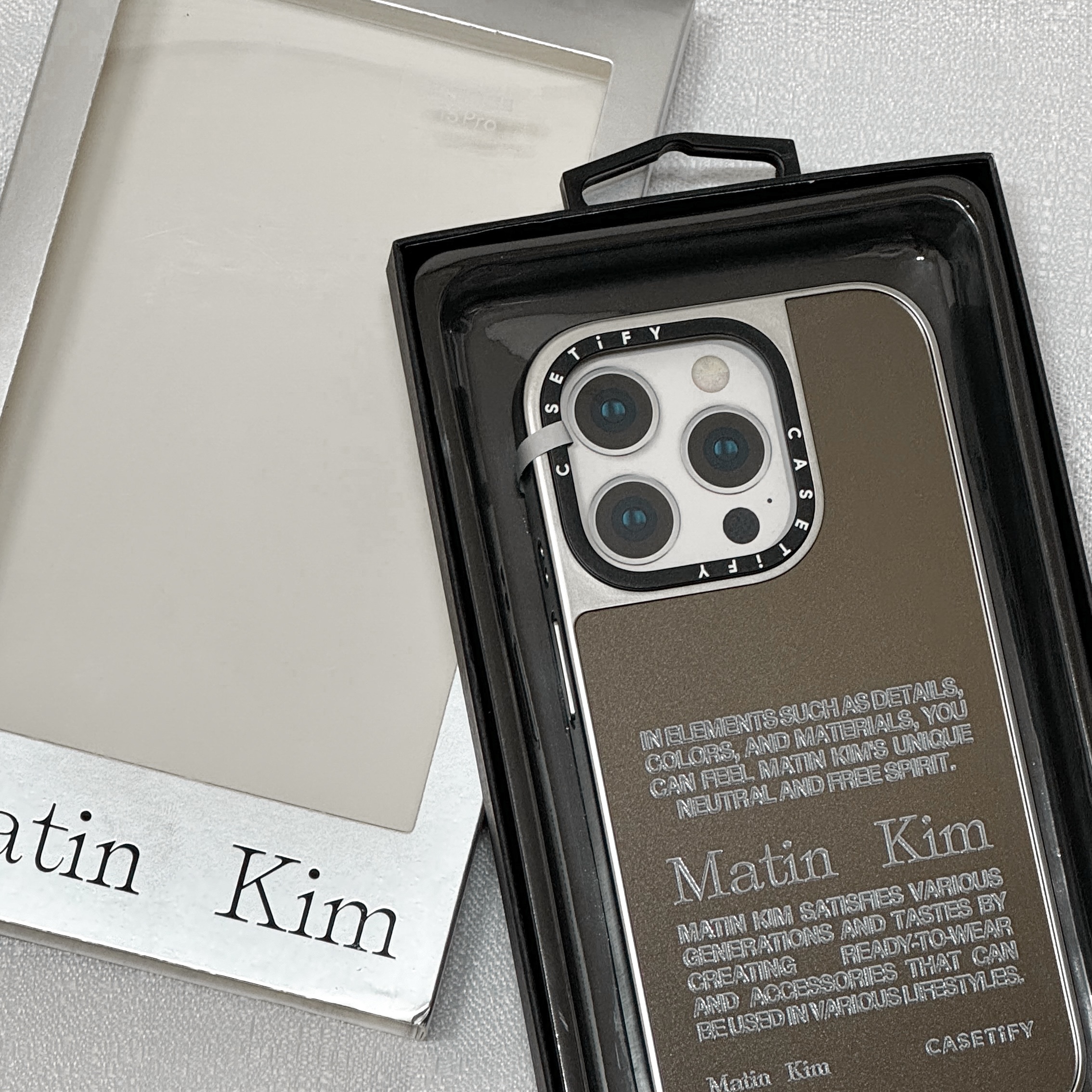 Casetify x Matin Kim iPhone Letter Magsafe Mirror Case Silver 착용 스타일