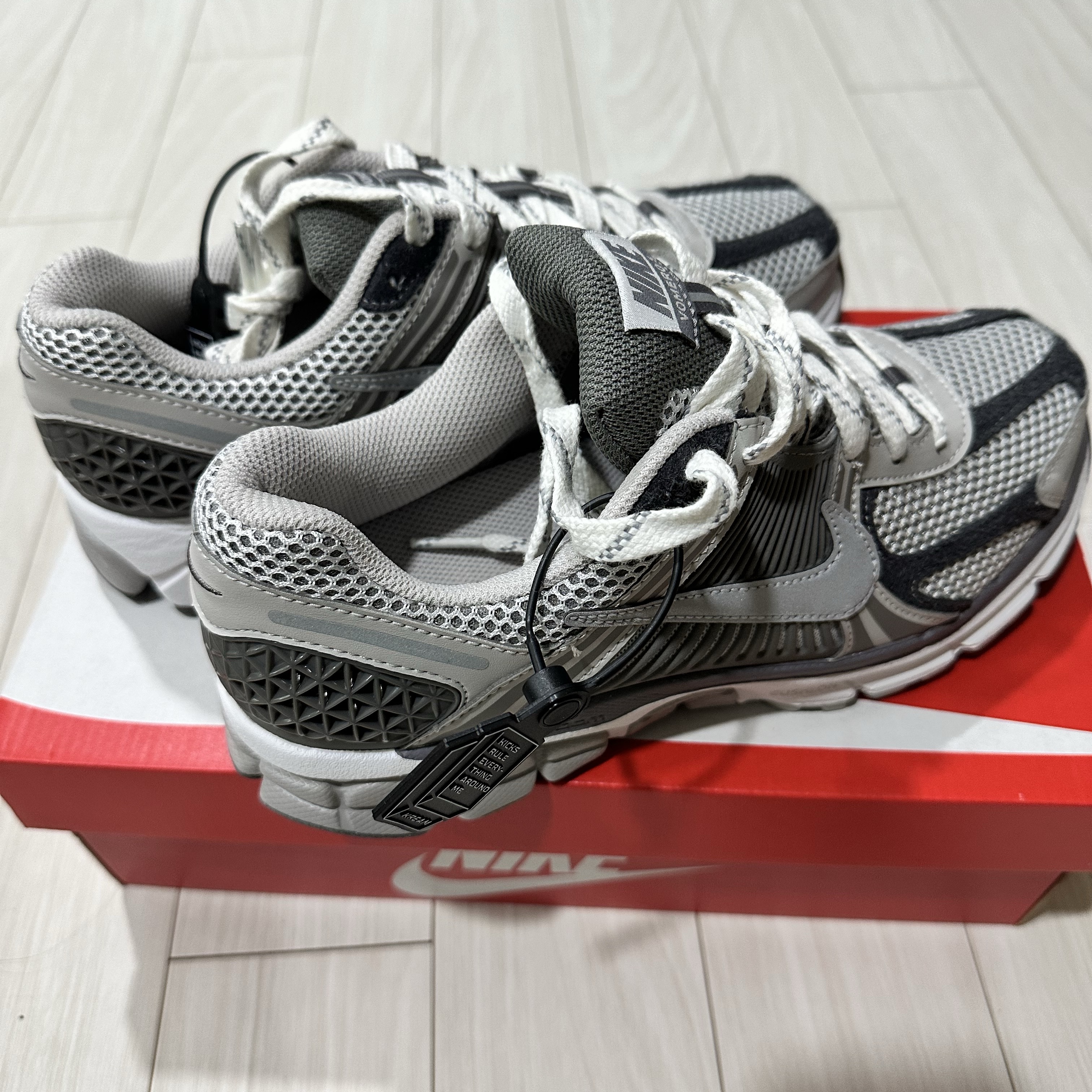 Nike Zoom Vomero 5 PRM Light Iron Ore and Flat Fewter 착용 스타일
